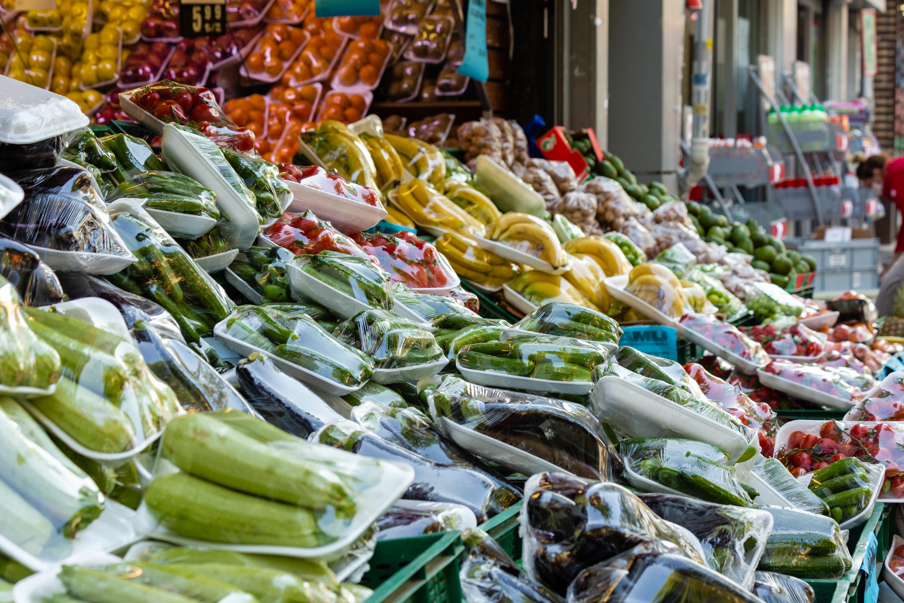La UE prohibirá el plástico de un solo uso para frutas y verduras frescas, envases de cafeterías y porciones individuales de salsas