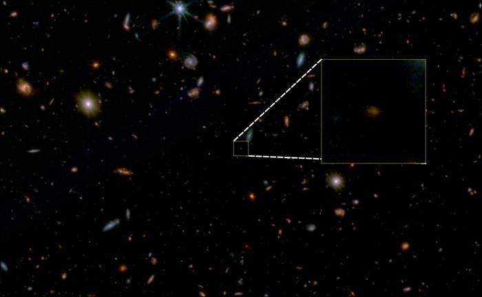 Imagen del JWST en falso color de una pequea fraccin del campo GOODS Sur, con JADES-GS-z7-01-QU resaltado. Este tipo de galaxia es extremadamente raro.