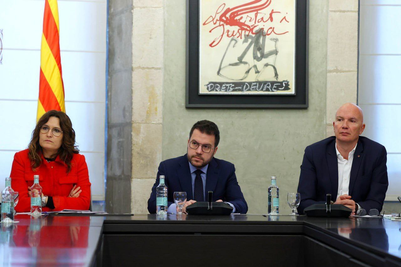 El presidente de la Generalitat, Pere Aragons, entre la vicepresidenta Laura Vilagr y el consejero David Mascort.
