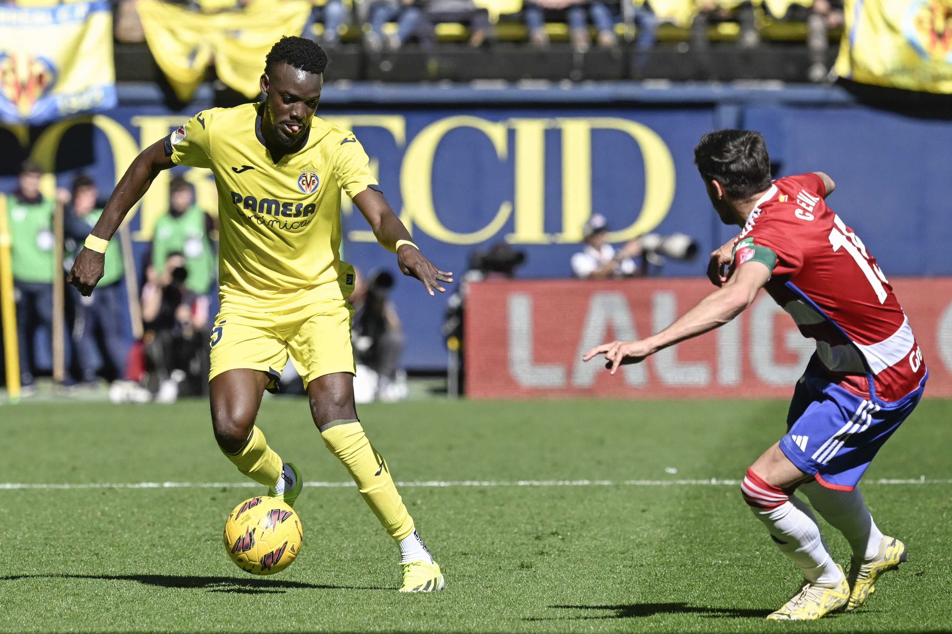 El jugador del Villarreal, Bertrand Traor, durante el partido contra el Granada de LaLiga.