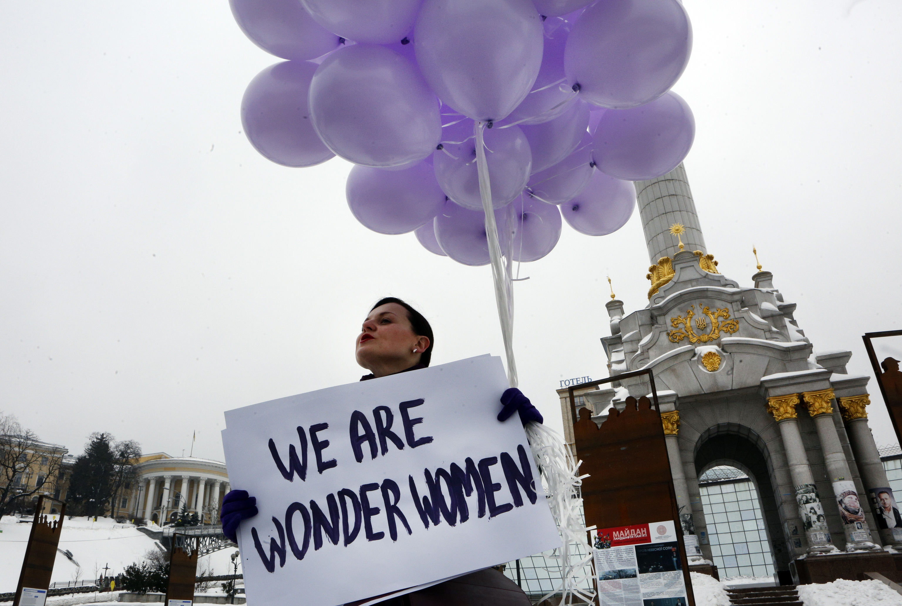 Una mujer sostiene globos y un cartel para conmemorar el Da Internacional de la Mujer en Kiev  (Ucrania) antes de la Guerra con Rusia.