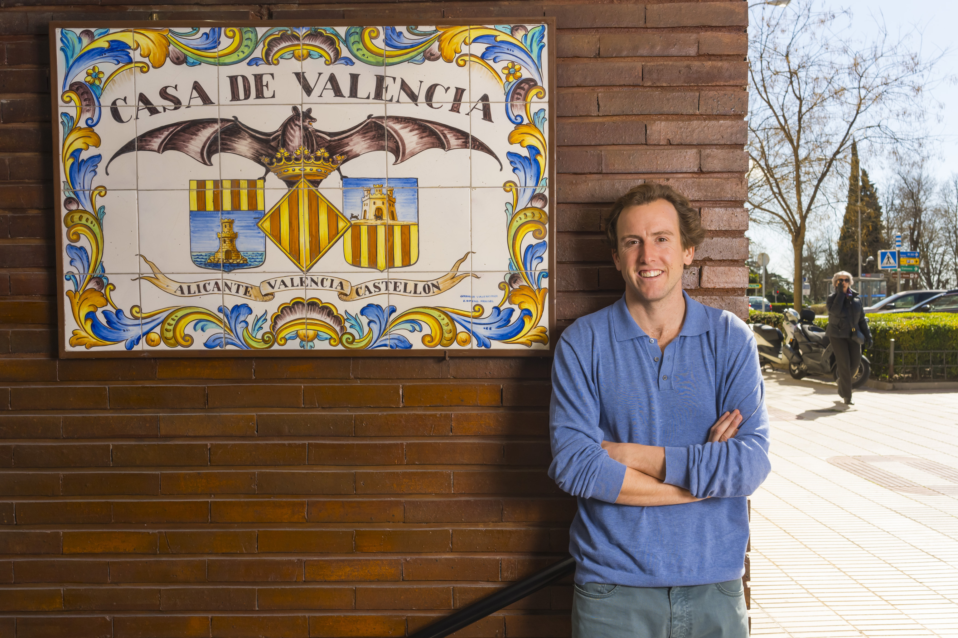 Romn, en la puerta del restaurante Casa de Valencia, en Madrid.