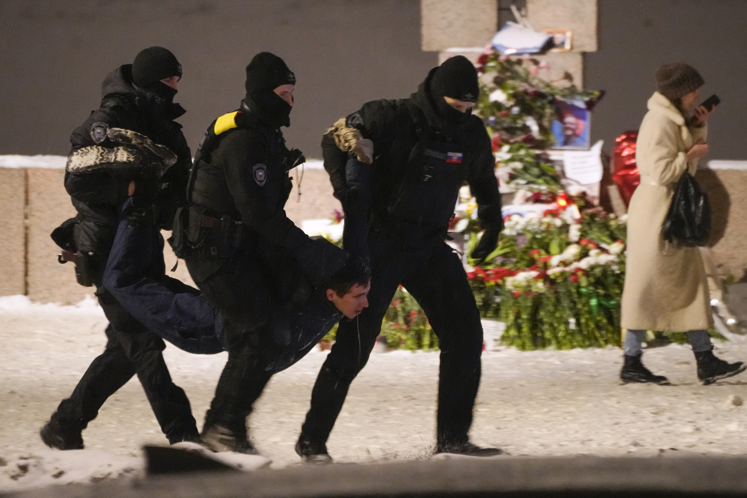 Agentes de polica detienen a un hombre que deposita flores a Alexei Navalny en el Monumento a las Vctimas de la Represin Poltica en San Petersburgo.