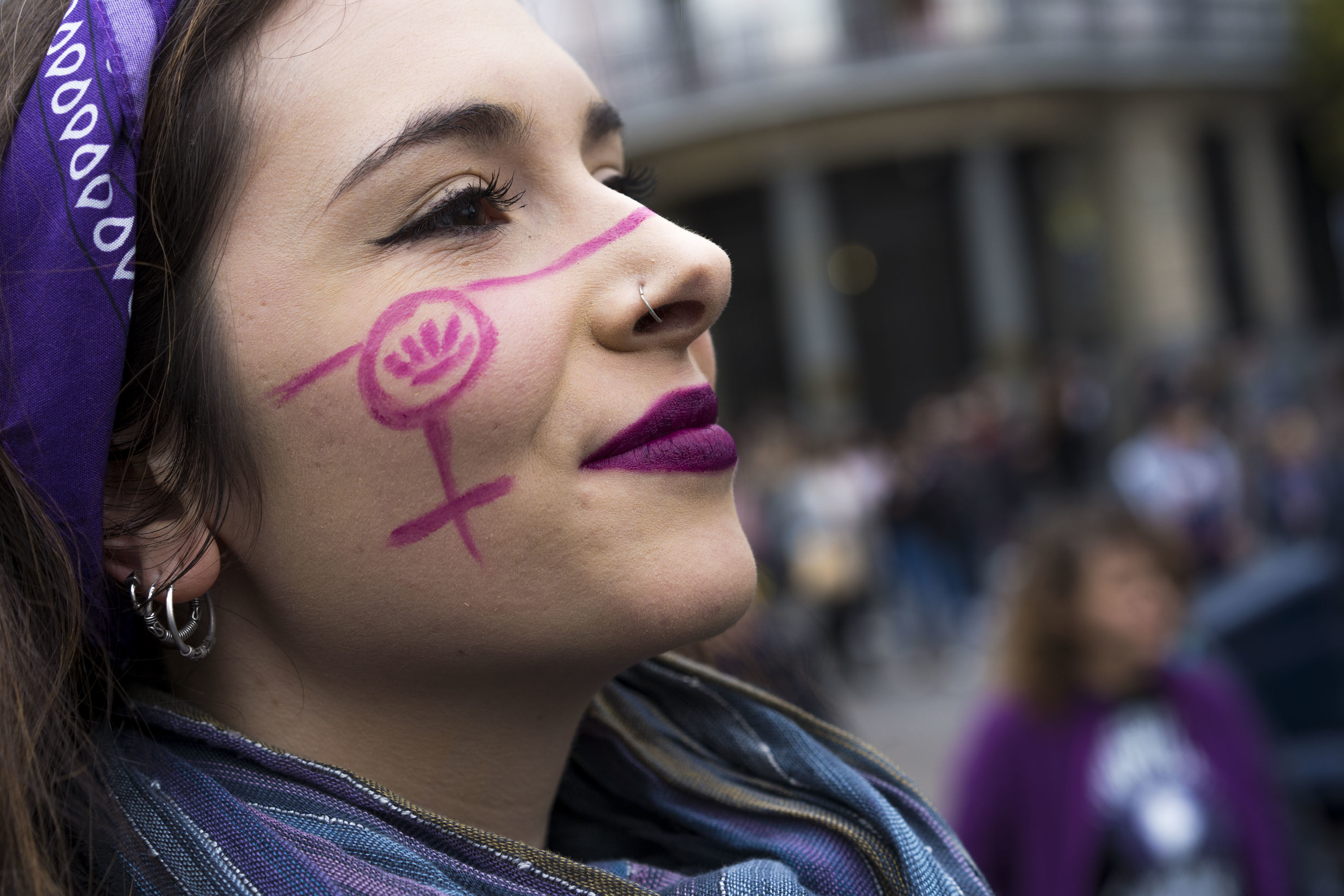 Una mujer, pintada con color morado, en la Manifestacin por el Da Internacional de la Mujer, el 8 de marzo.