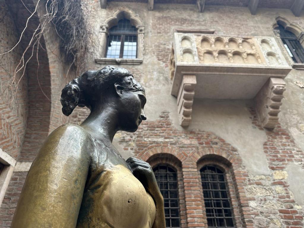 La estatua de Julieta, con el pequeo agujero en el pecho, bajo el famoso balcn en Verona.