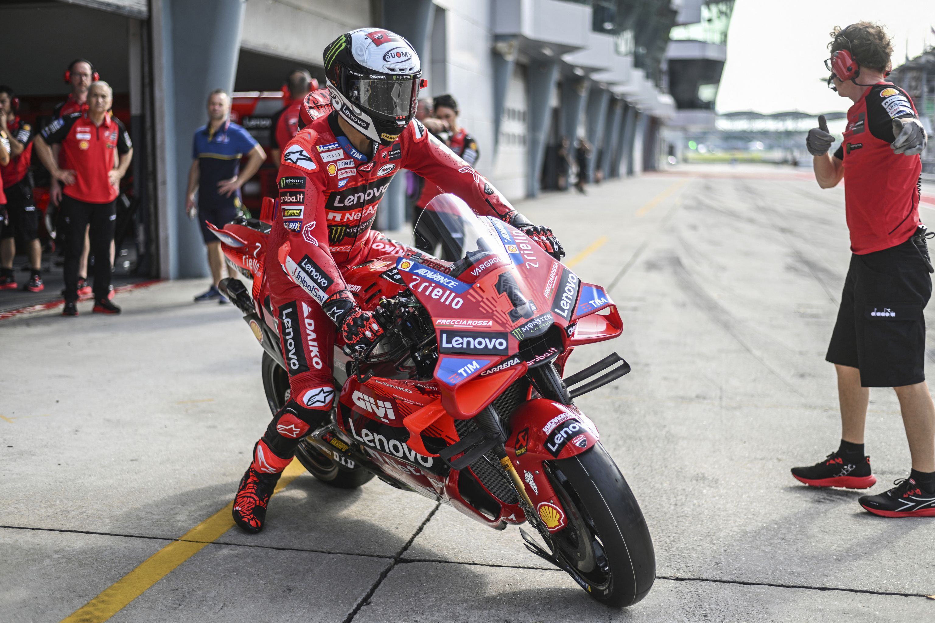 Francesco Bagnaia saliendo de un box con su Ducati, durante la pretemporada en Qatar.