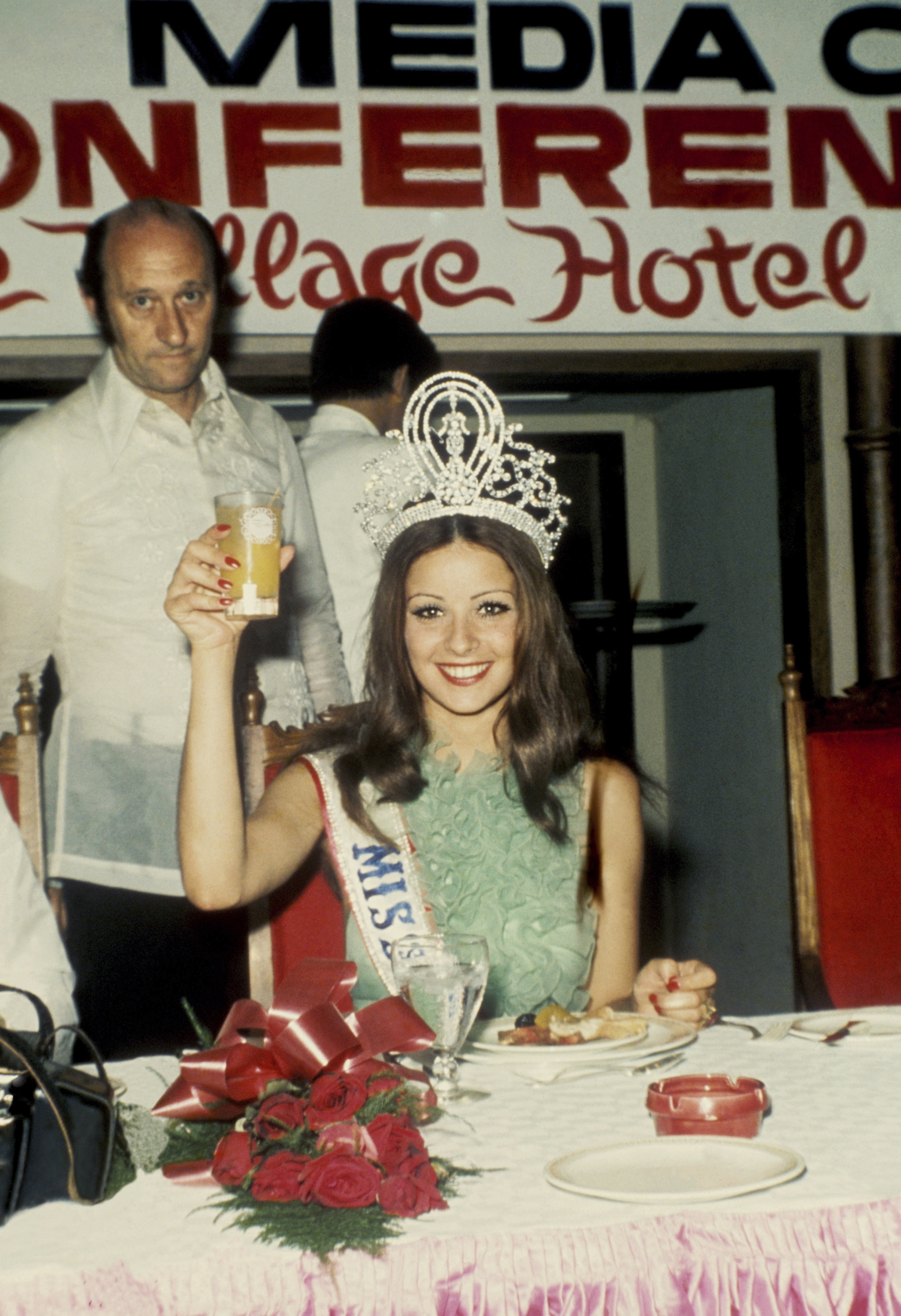 La actriz Amparo Muoz con la corona de Miss Universo 1974