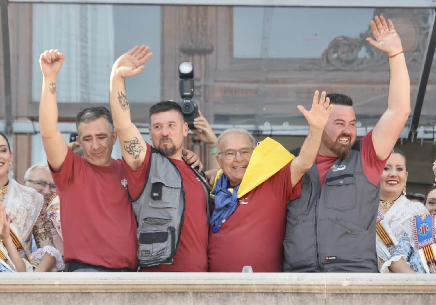 El equipo de la pirotecnia Tamarit saludando desde el balcn del Ayuntamiento de Valencia tras la masclet de 2023.