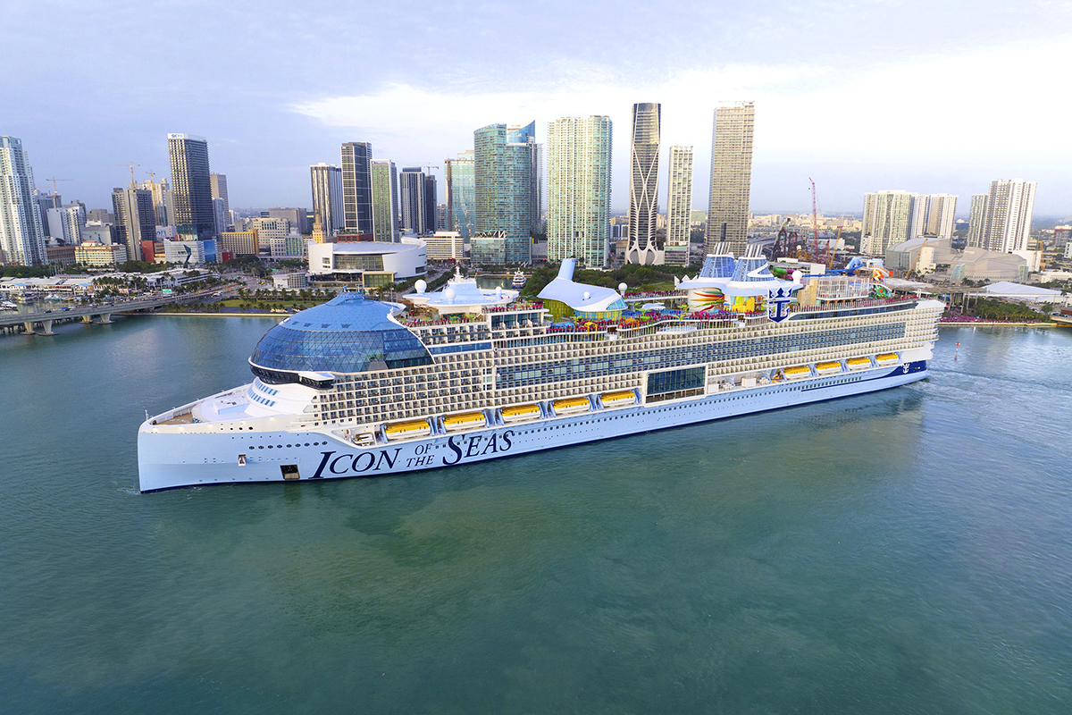 El Icon of the Seas, delante de Miami, donde está atracado.