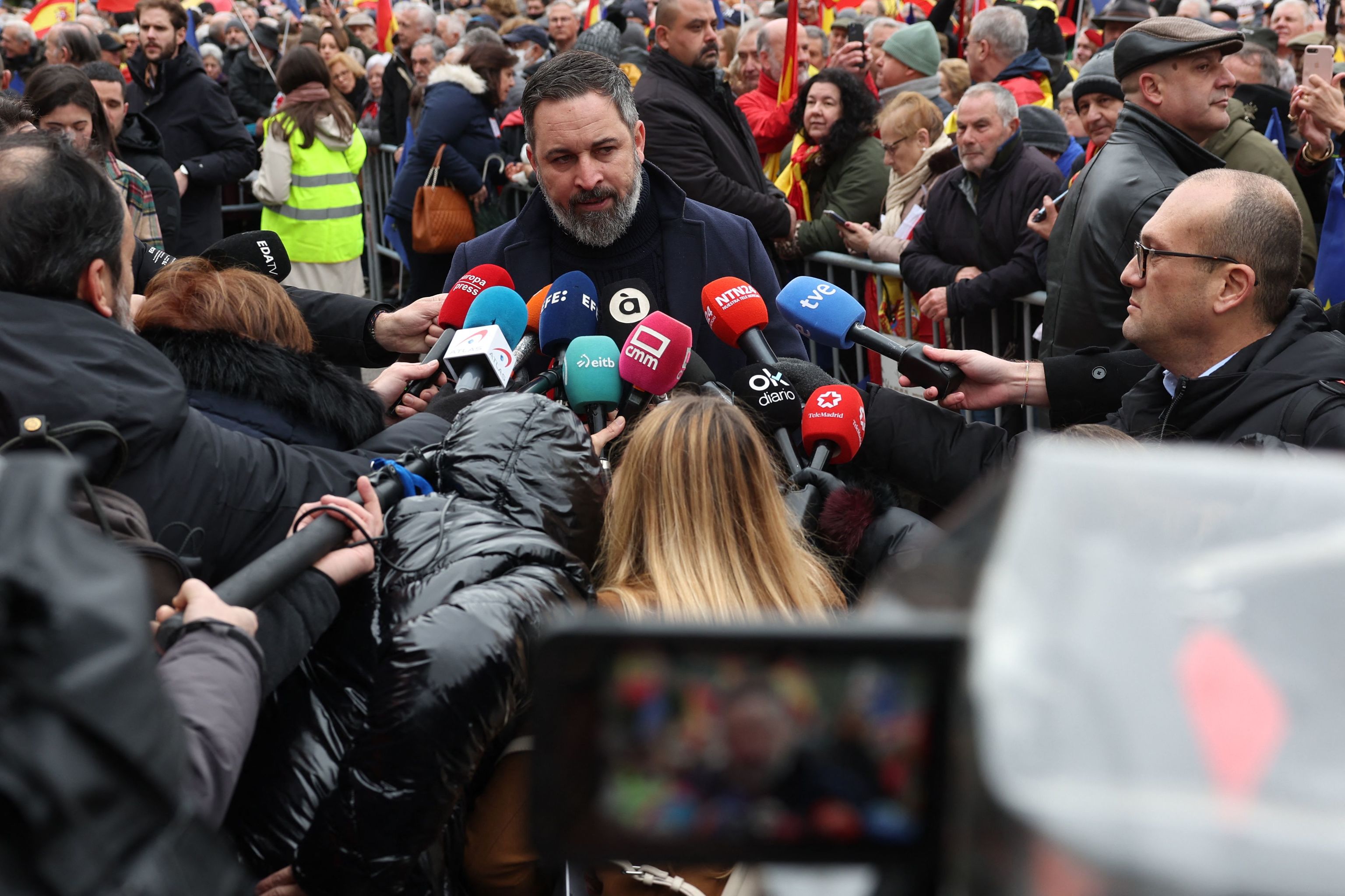 Santiago Abascal atiende a la prensa al inicio de la protesta.