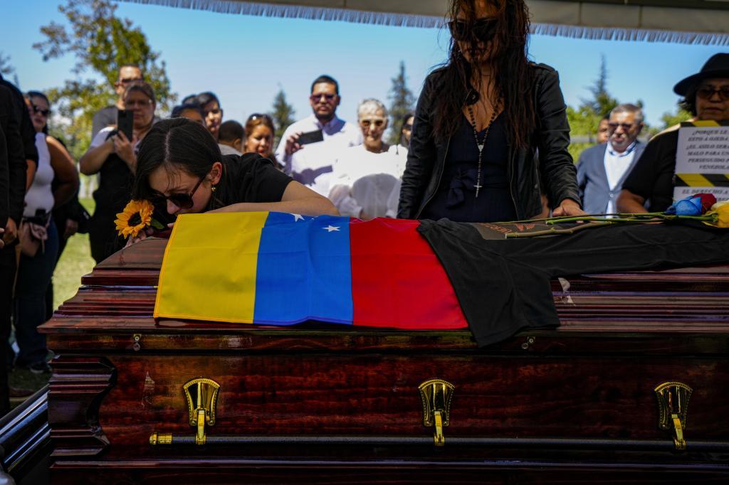 La viuda y hermana del exteniente venezolano Ronald Ojeda en su entierro el viernes.