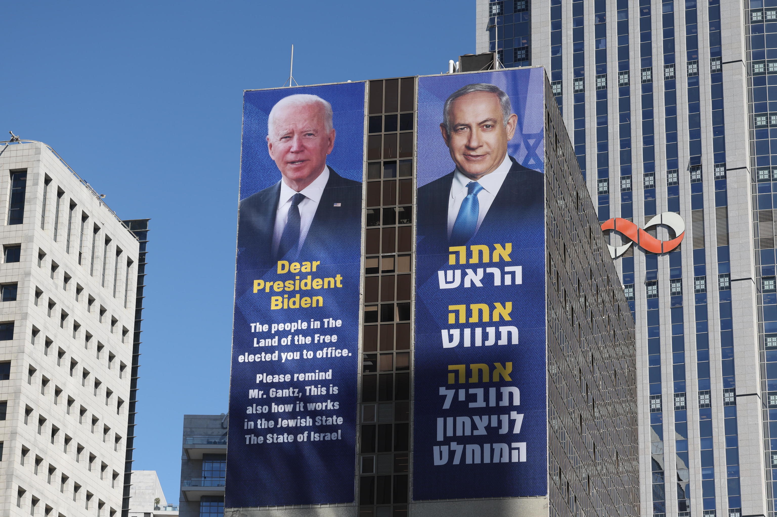 Dos lonas de Biden y Netanyahu en un edificio de Tel Aviv (Israel).