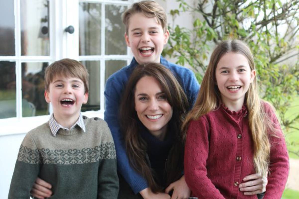 Fotografa compartida por la princesa de Gales. Kate Middleton aparece sentada y rodeada de sus hijos.