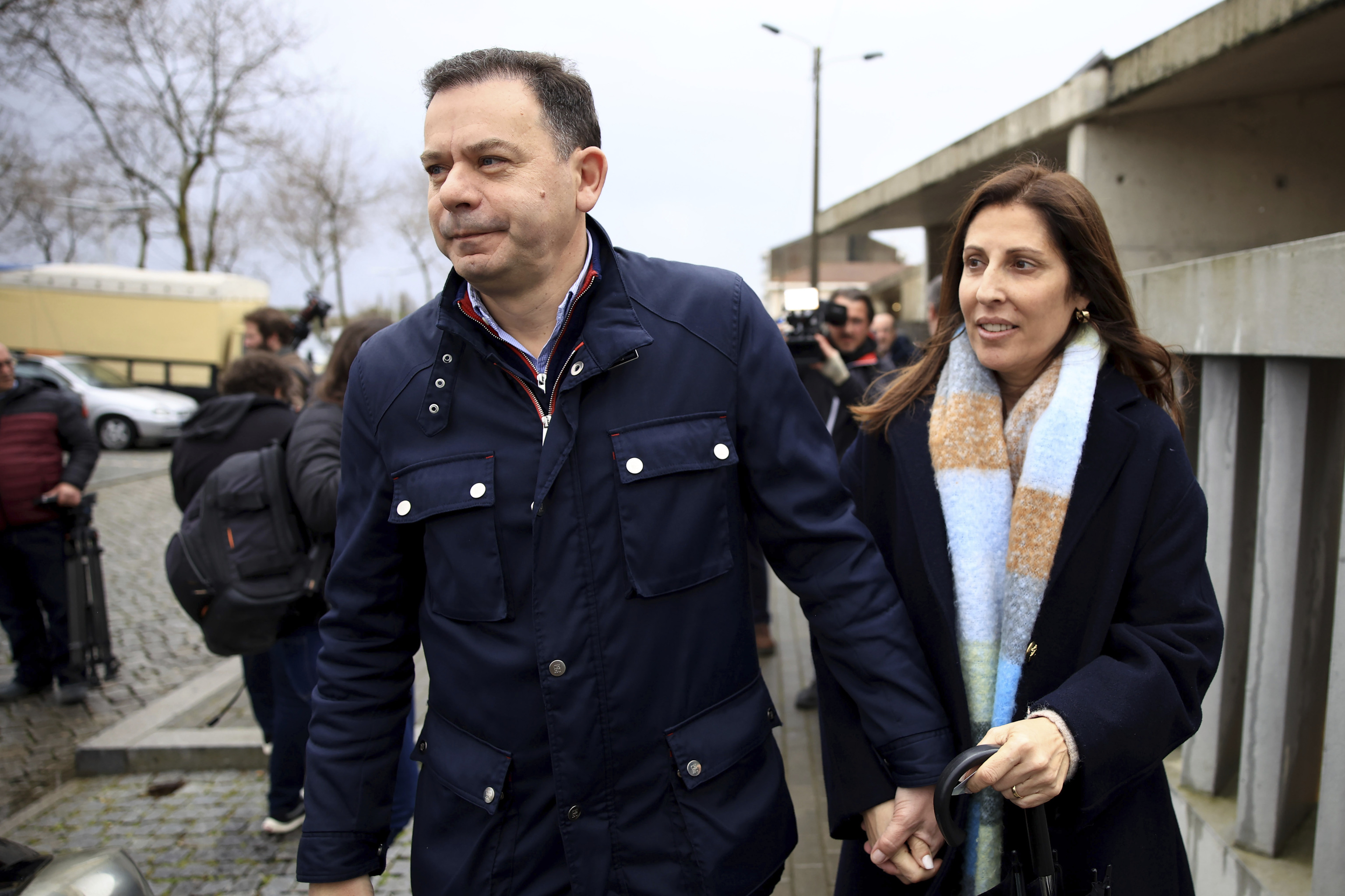 Lus Montenegro, lder del PSD, junto a su esposa, Carla.