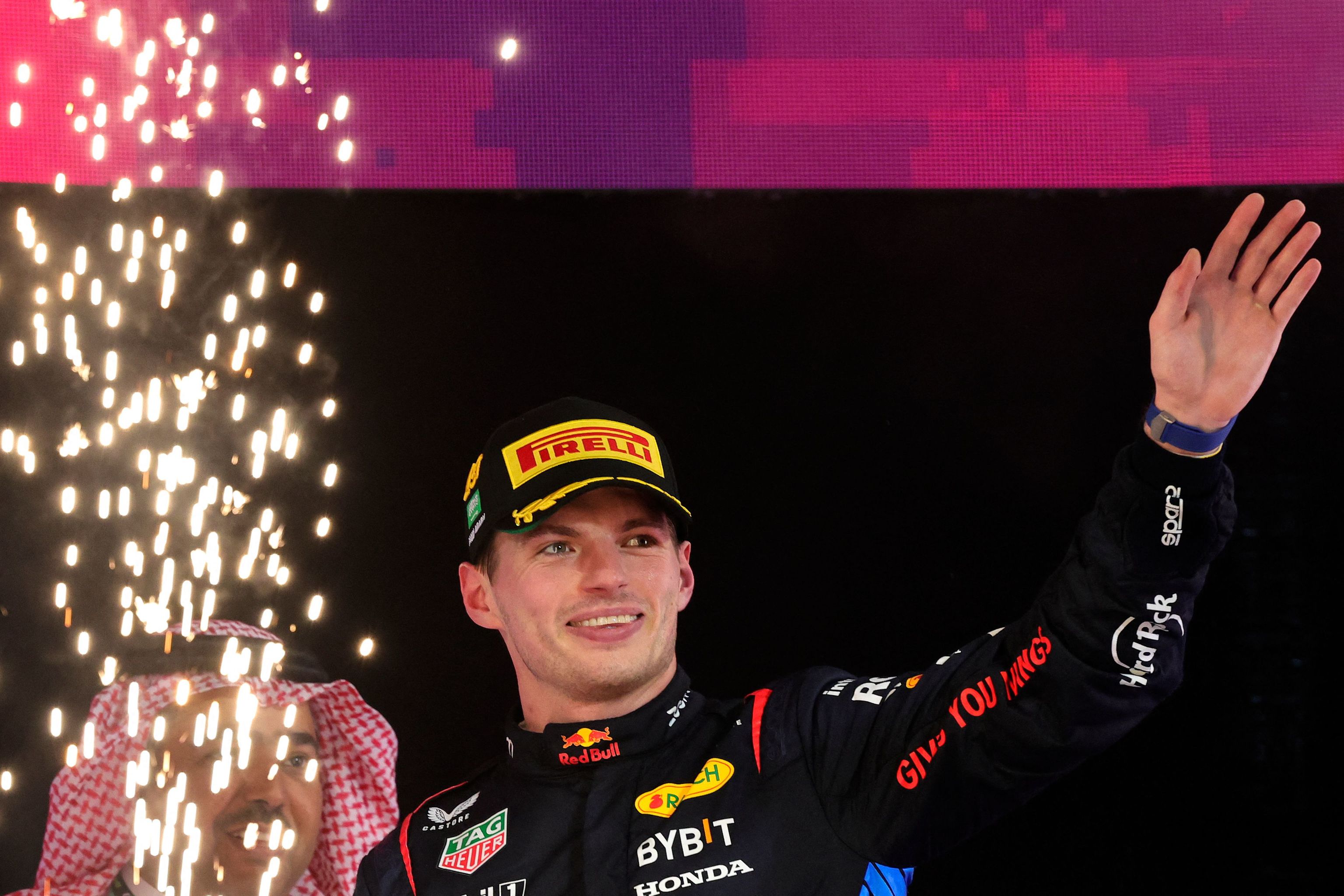 Verstappen, celebrando su triunfo en Jeddah.