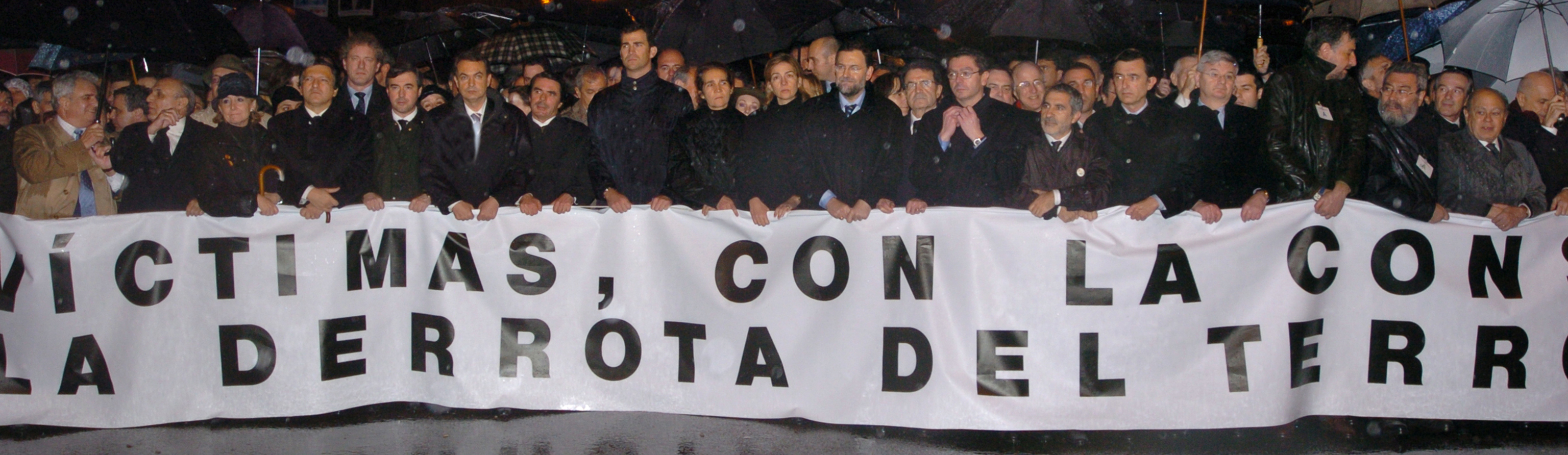 El entonces prncipe Felipe y las infantas flanqueados por Durao Barroso, Acebes, Zapatero, Aznar y Rajoy, entre otros, en la cabecera de la manifestacin del 12-M.