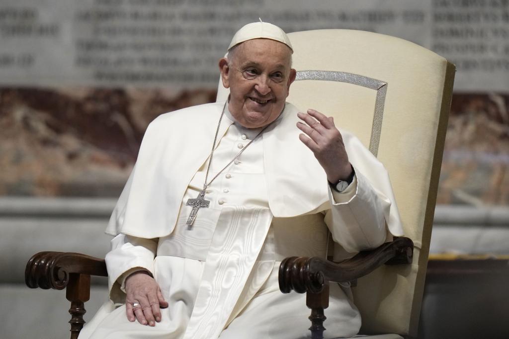 El Papa saluda a los fieles, este sbado, en El Vaticano.