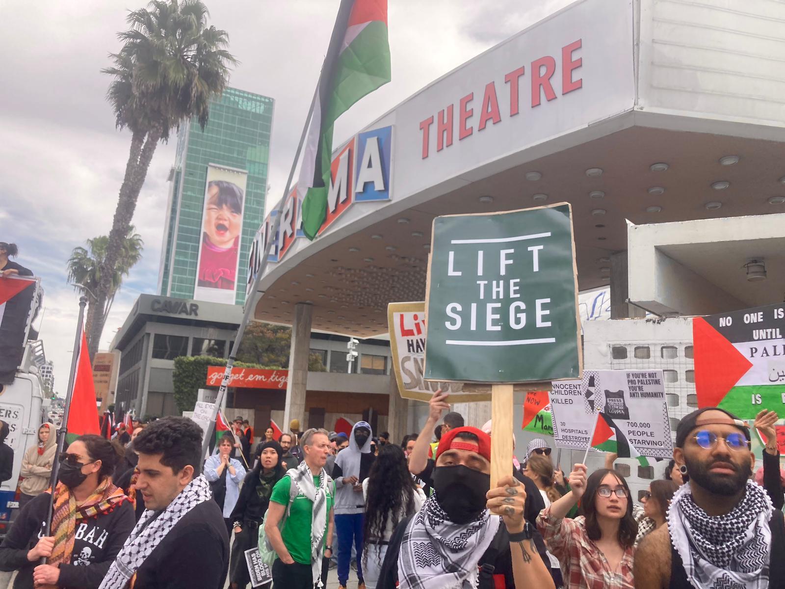 Manifestacin pro Palestina en los alrededores de los Premios Oscar 2024.