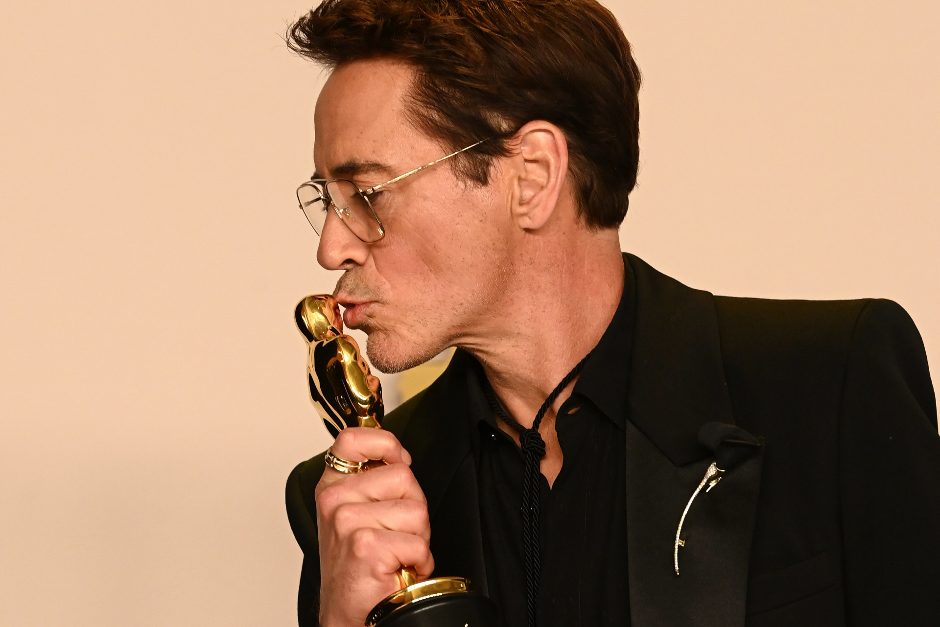 Robert Downey Jr., con su estatuilla.