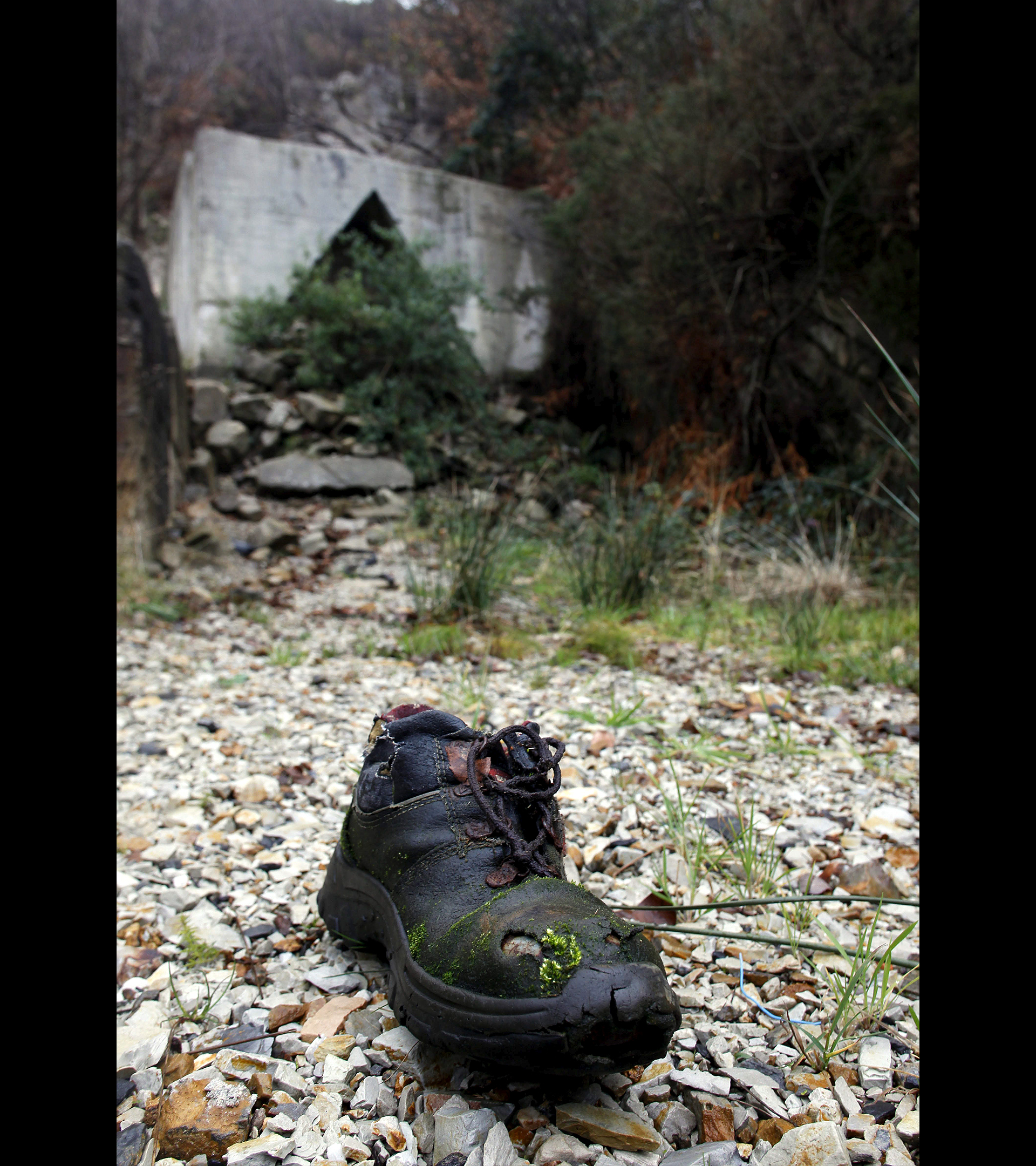 Una bota abandonada frente a la Mina Conchita.