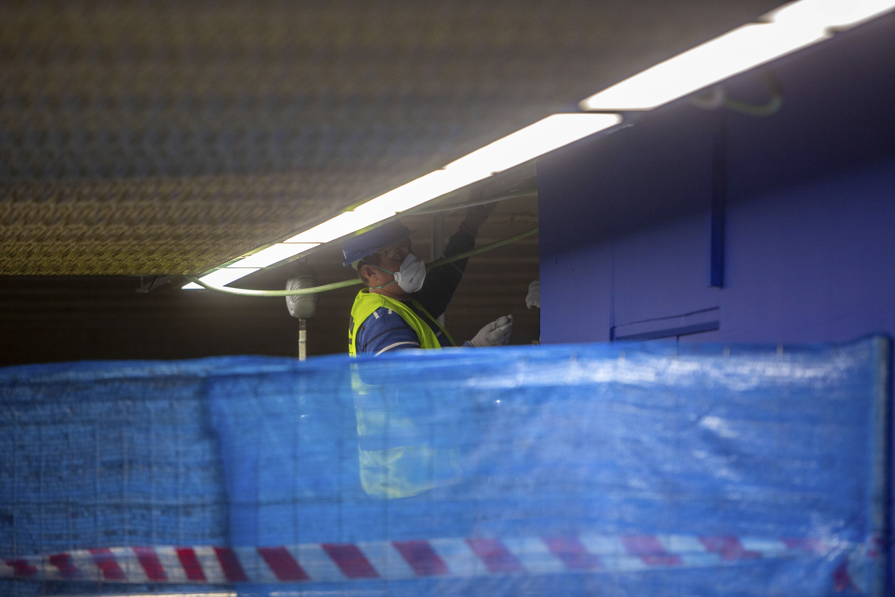 Un operario con mascarilla en la estación de Atocha.