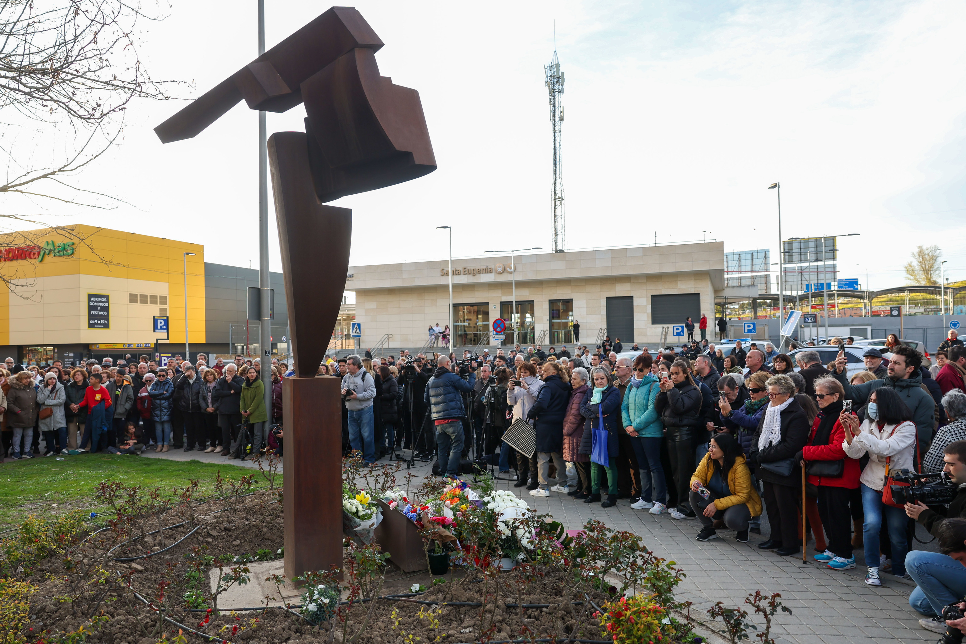 Cientos de personas se renen en le monumento situado frente a la estacin de Santa Eugenia