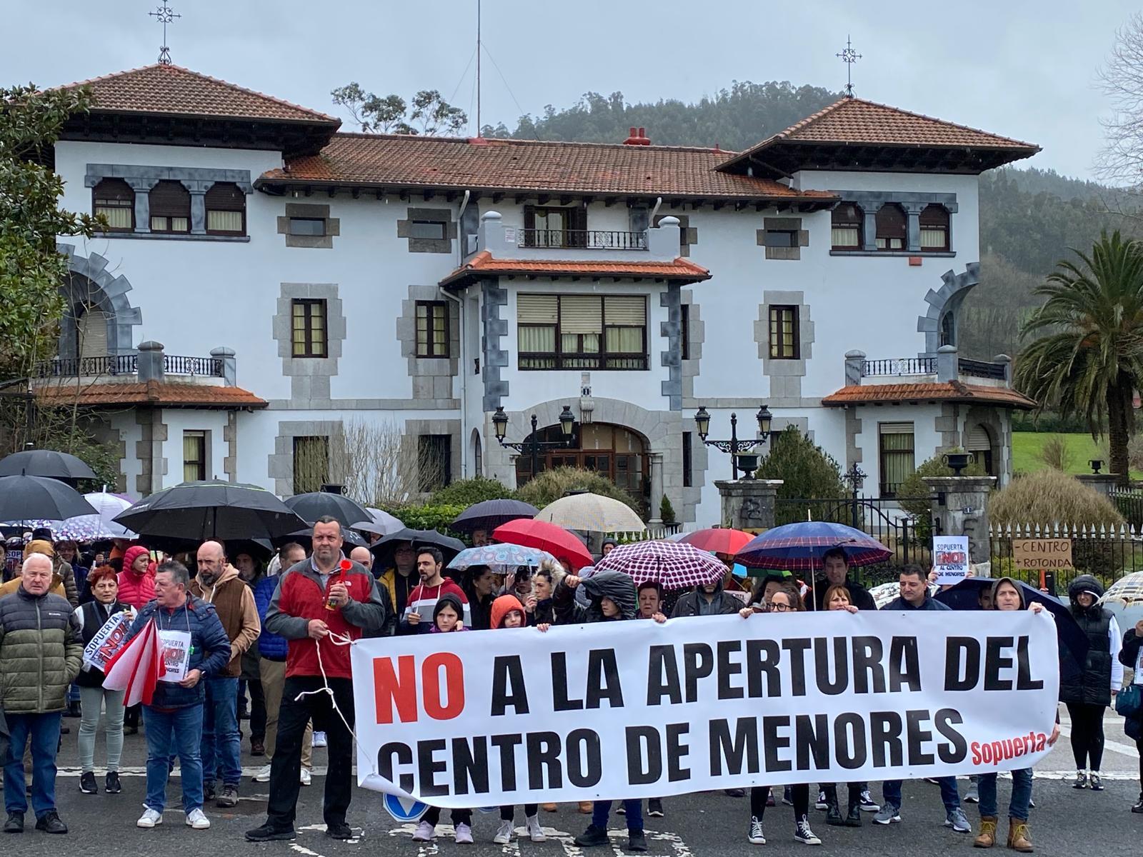 Vecinos de Sopuerta se manifiestan frente al palacio de Quintana para impedir la apertura de un centro de menores en su interior.