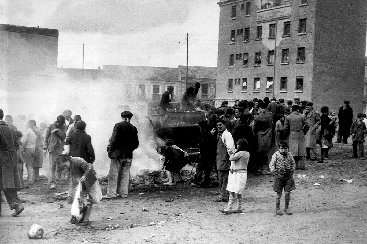 Imagen de disturbios en un barrio perifrico de Madrid en los primeros meses de 1936.