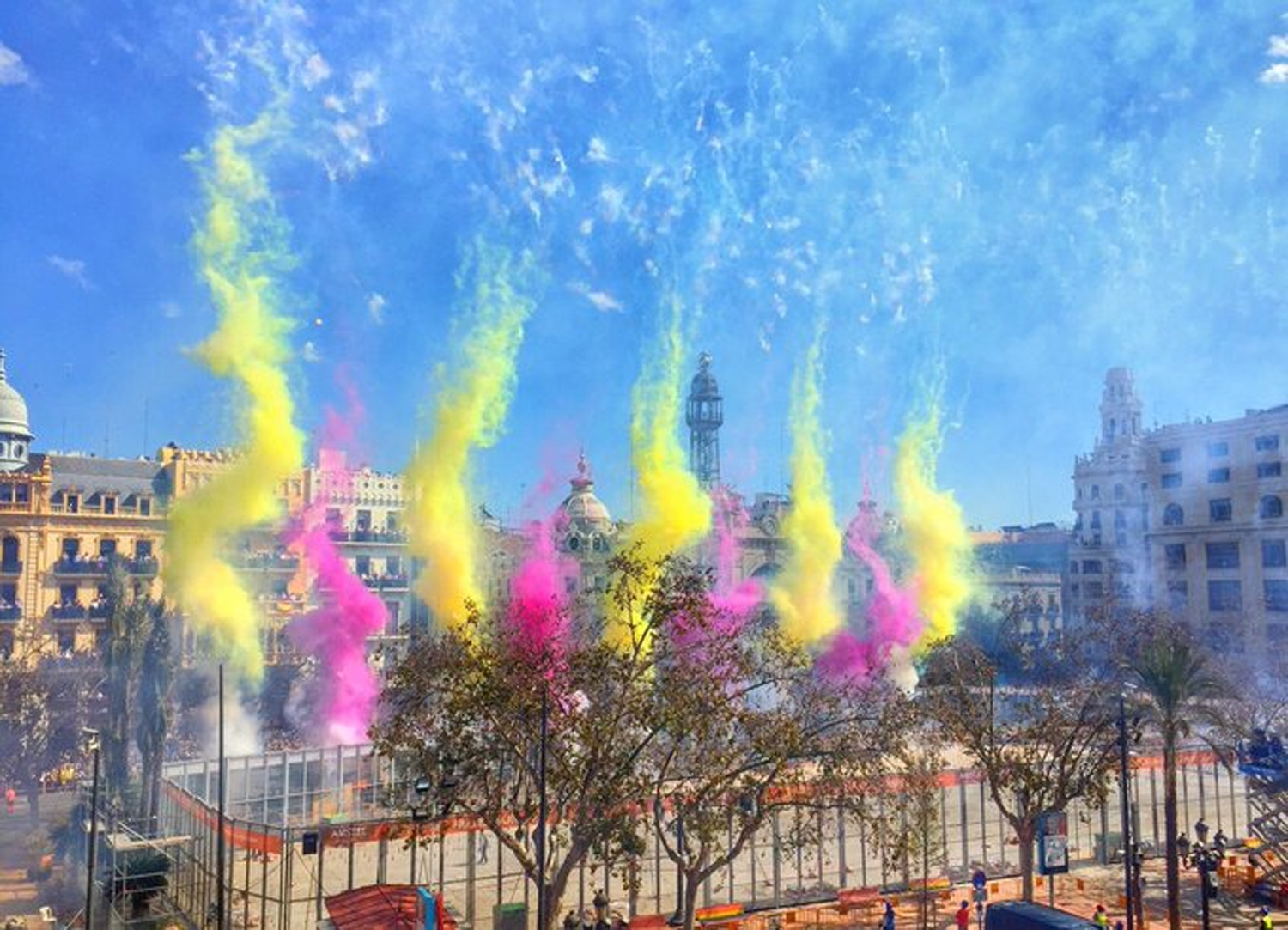 Momento de la masclet que dispar este sbado la pirotecnia Zaragozana en la plaza del Ayuntamiento.