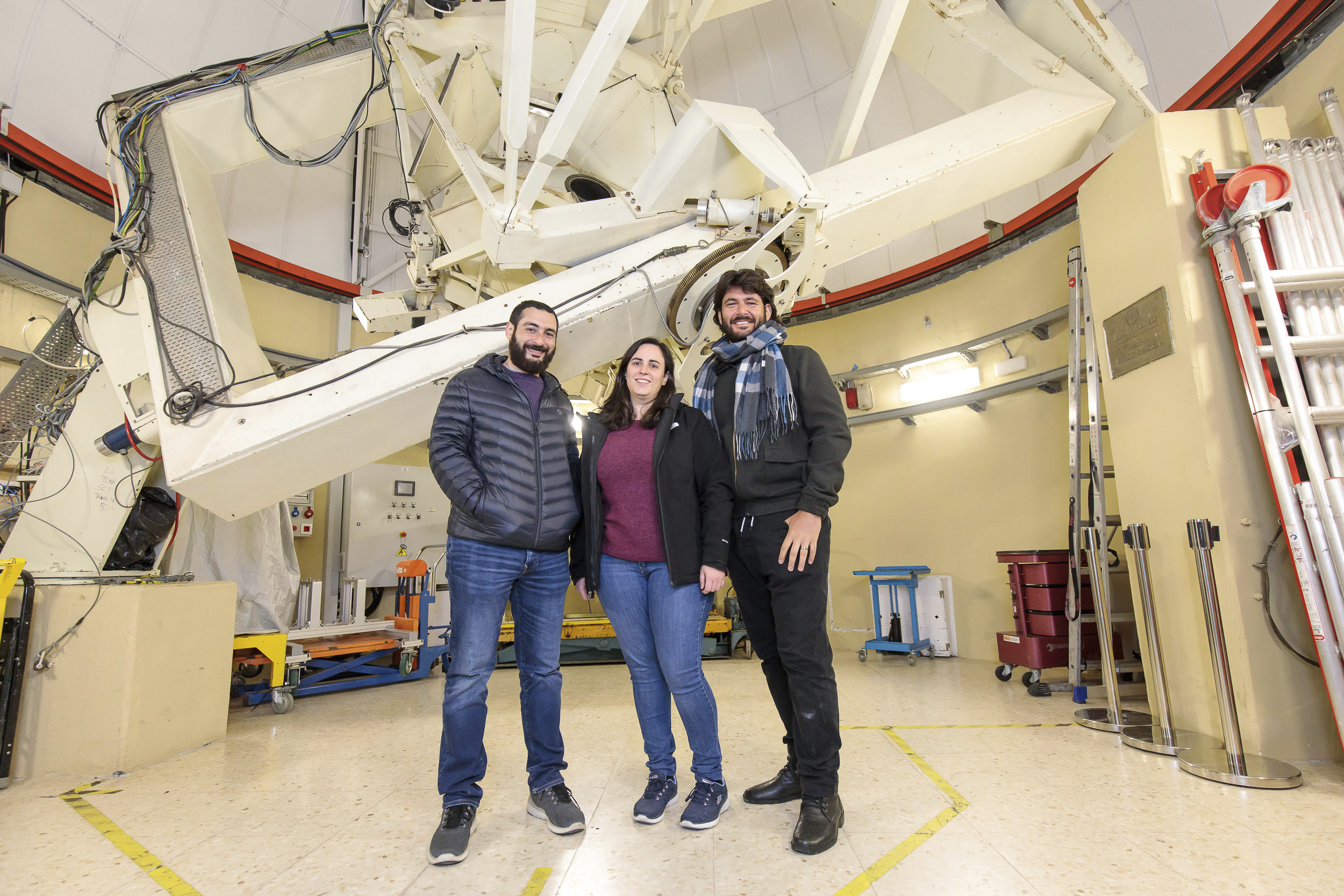 M. Abdul-Masih, J. Benedetti y A. Escorza, dentro de uno de los telescopios del IAC