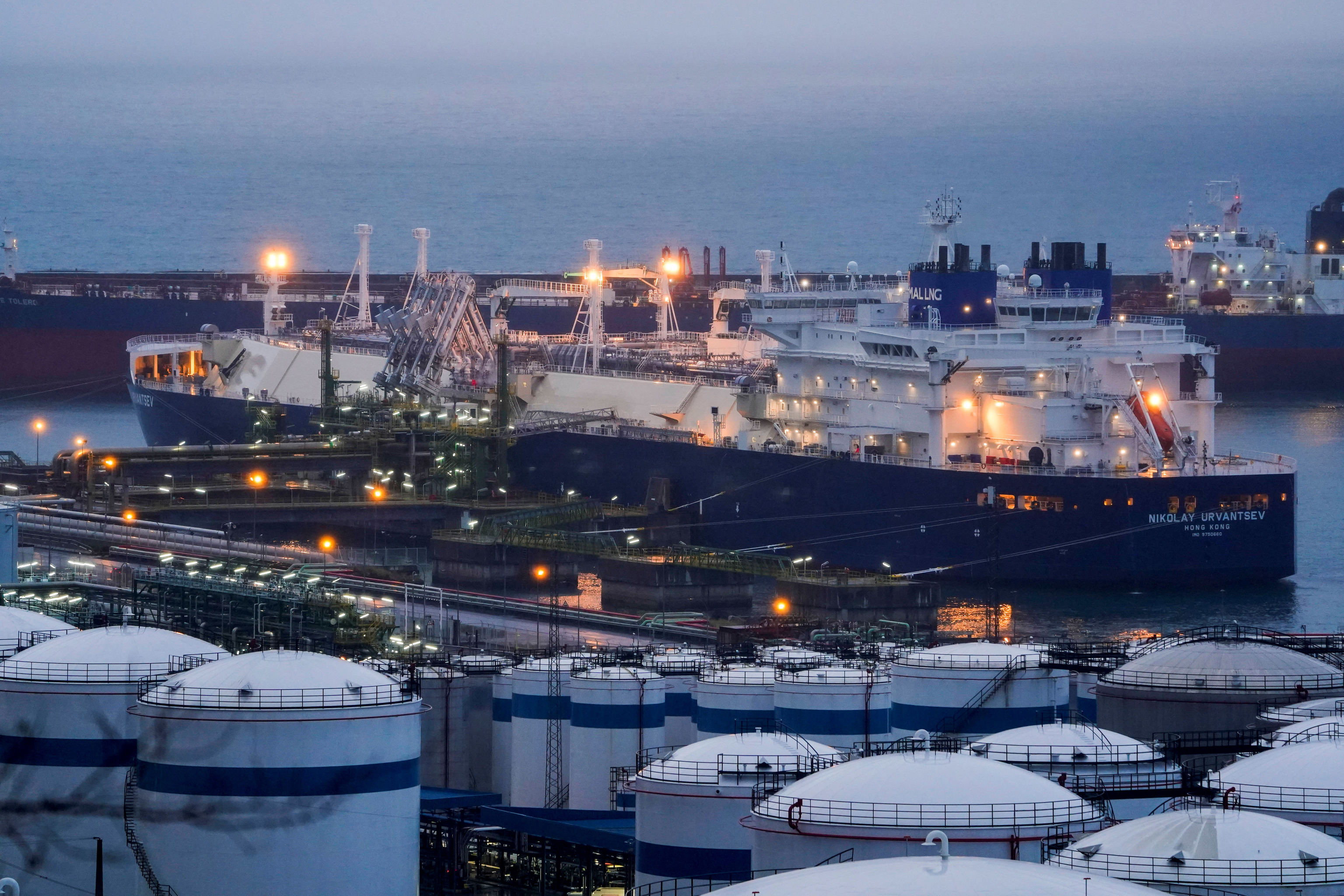 El  Nikolay Urvantsev descarga GNL ruso en el puerto de Bilbao el 10 de marzo de 2022.