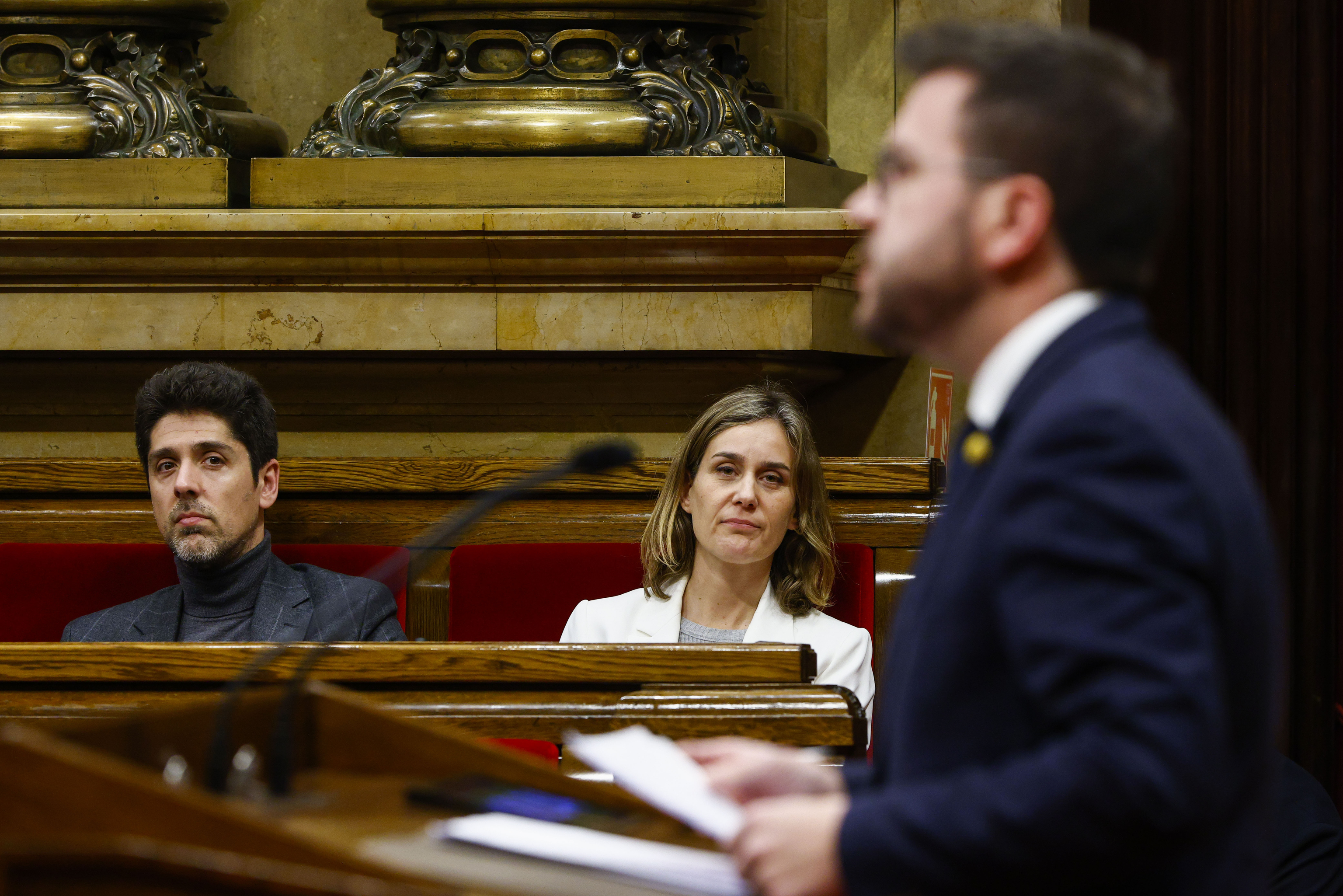 El presidente de la Generalitat, Pere Aragons, ante la mirada de la lder de En Com Podem en el Parlament, Jssica Albiach.