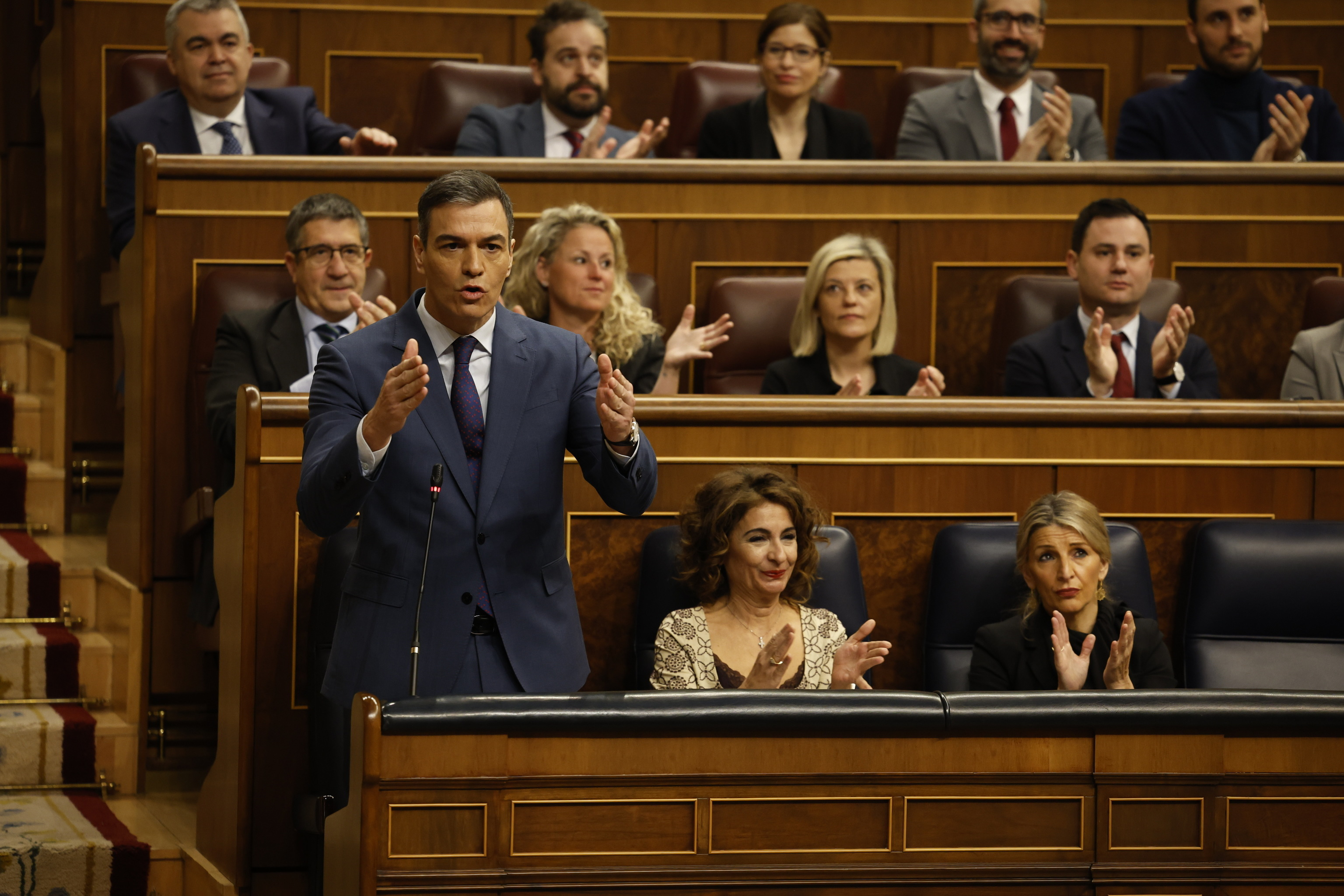 Pedro Snchez, aplaudido por la bancada socialista y Yolanda Daz, durante su intervencin.