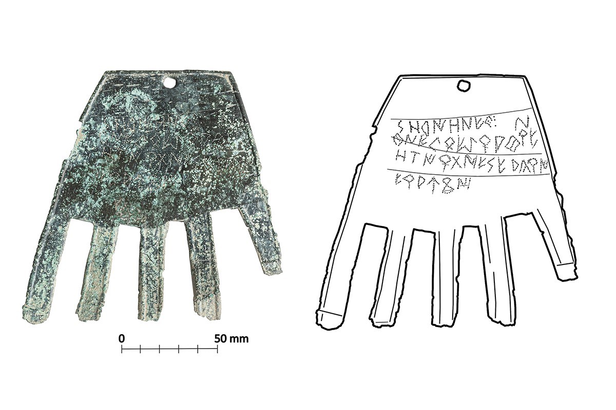 La mano de la Edad de Bronce con sus inscripciones vasconas.