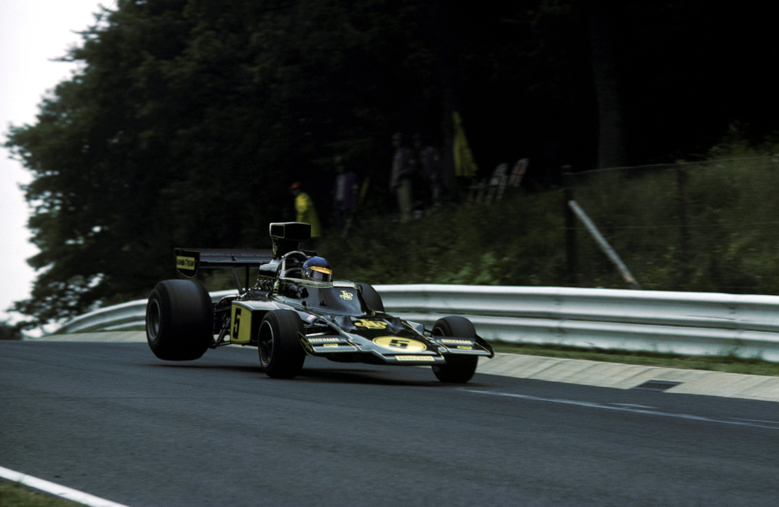 Peterson, con el Lotus 72, en Nurburgring, en 1975.