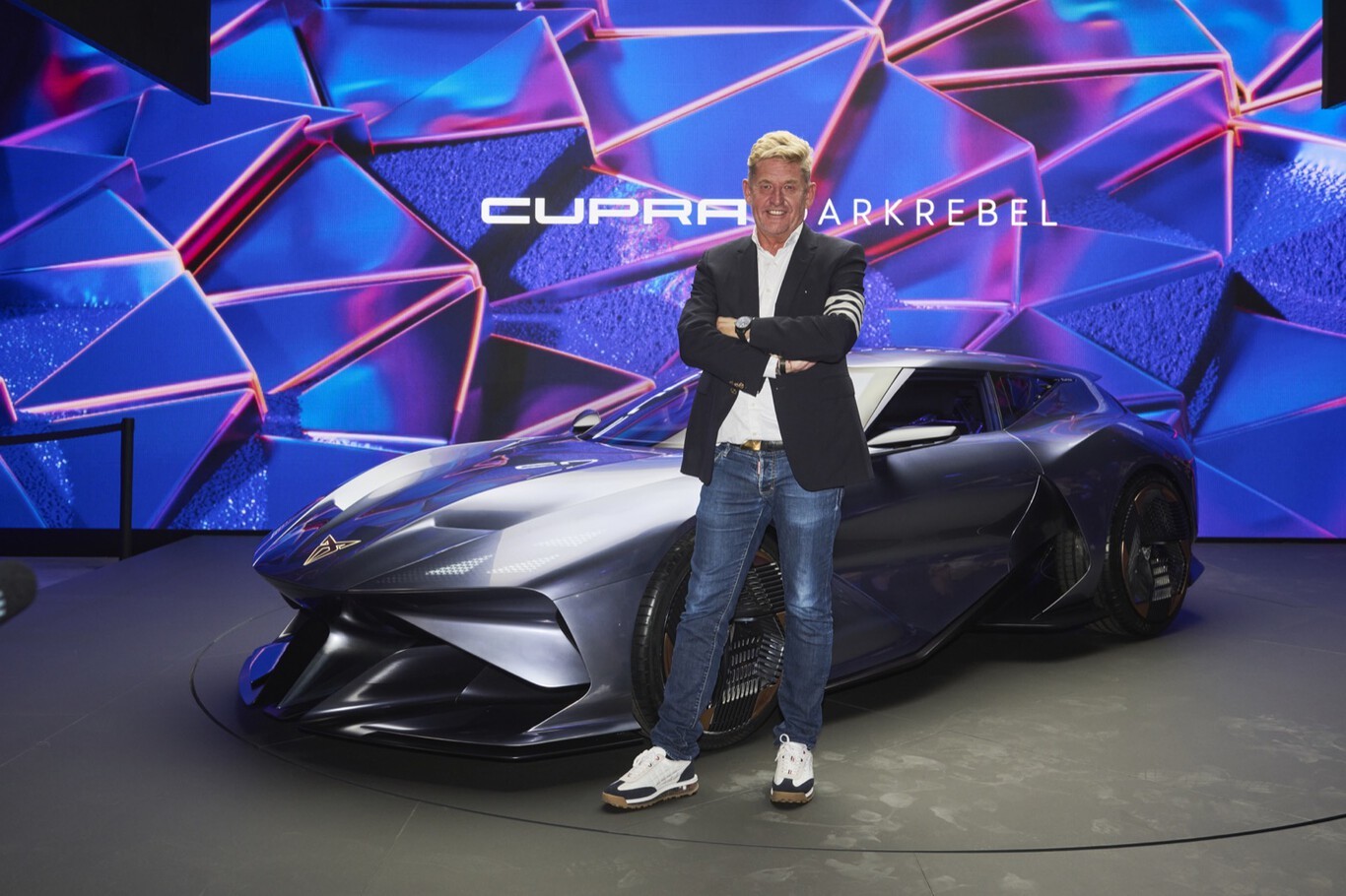 Wayne Griffiths, CEO de Seat y Cupra, posa con el prototipo DarkRebel de la segunda.