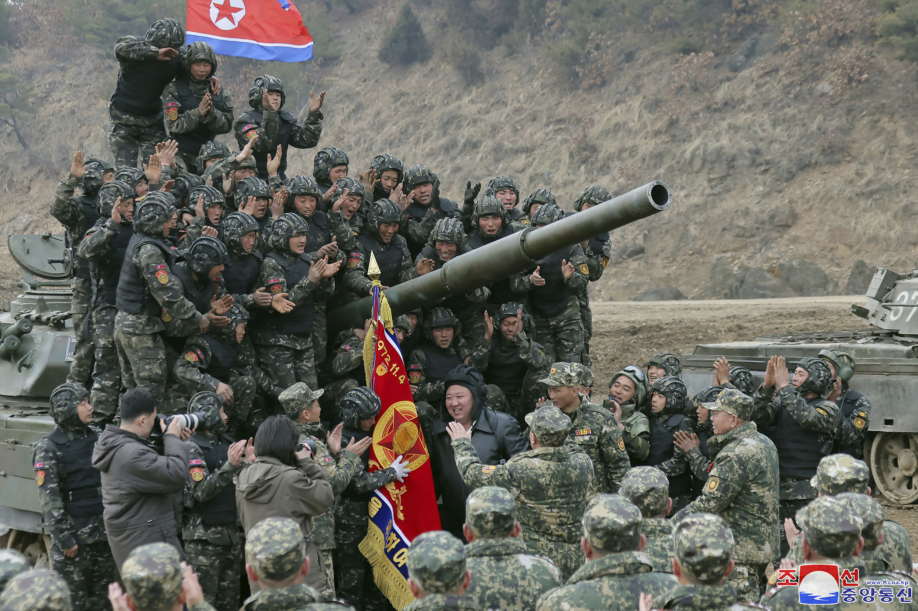Fotografa proporcionada por el gobierno de Corea del Norte, el gobernante norcoreano Kim Jong Un (centro), se rene con los soldados para participar en un entrenamiento en Corea del Norte, el mircoles 13 de marzo de 2024. (Agencia Central de Noticias de Corea/Servicio de Noticias de Corea va AP)