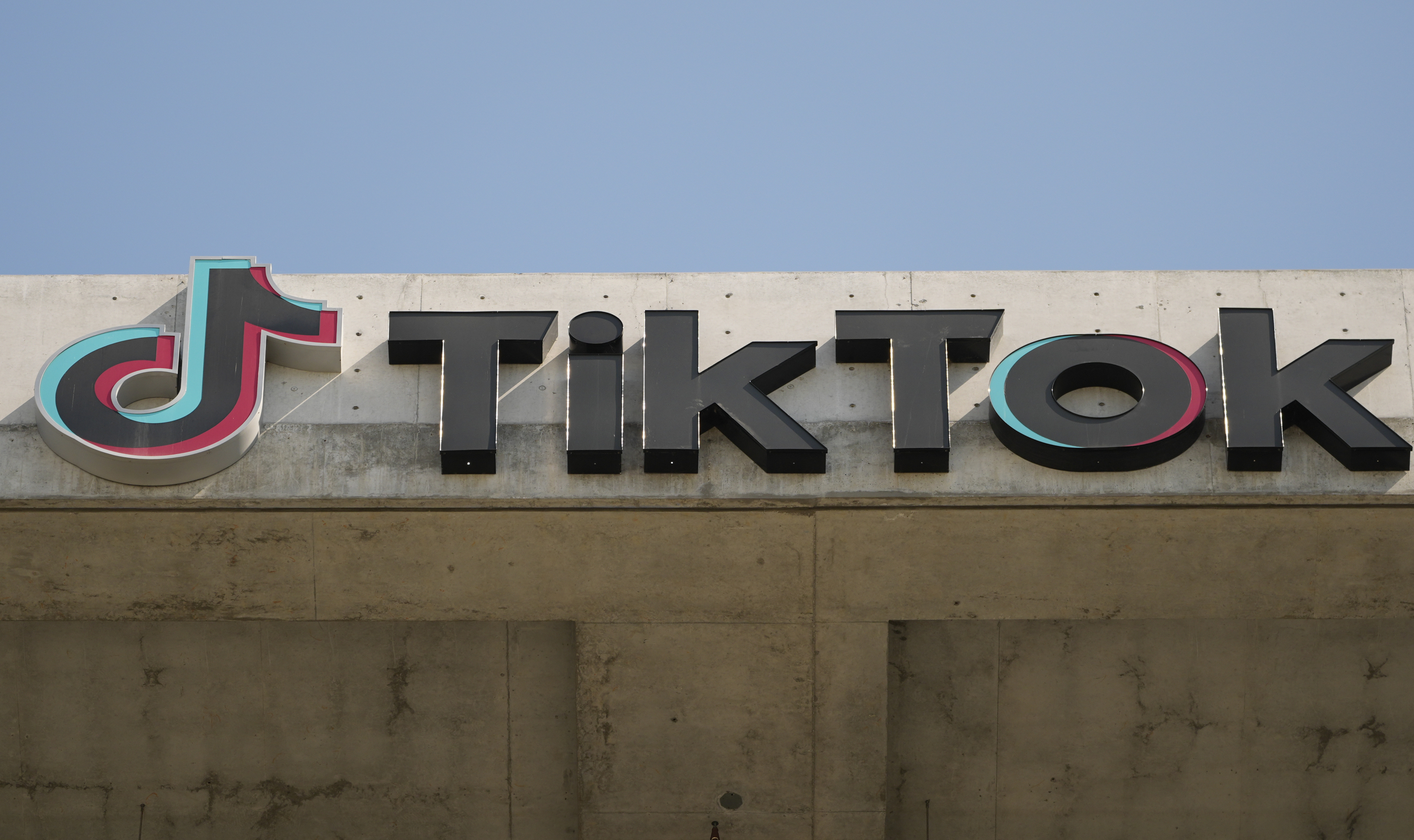 Logo de TikTok en su sede de California.