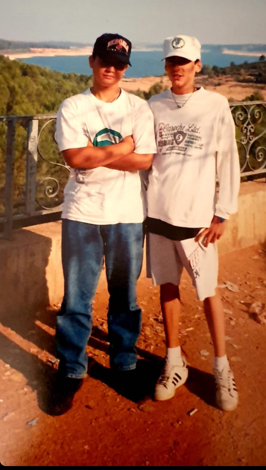 El grafitero Know (a la izquierda), de adolescente, junto a un amigo..