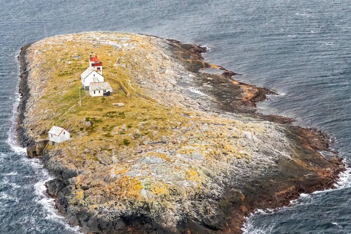 Sale a la venta un pequeño islote en Noruega con su faro de 1907 por ...