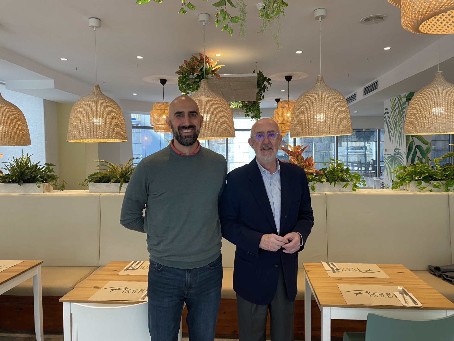 Fernando (izda.) y Luis Guijarro,  propietarios de Pizza Jardn, en el restaurante de la calle Cardenal Marcelo Spnola, 1