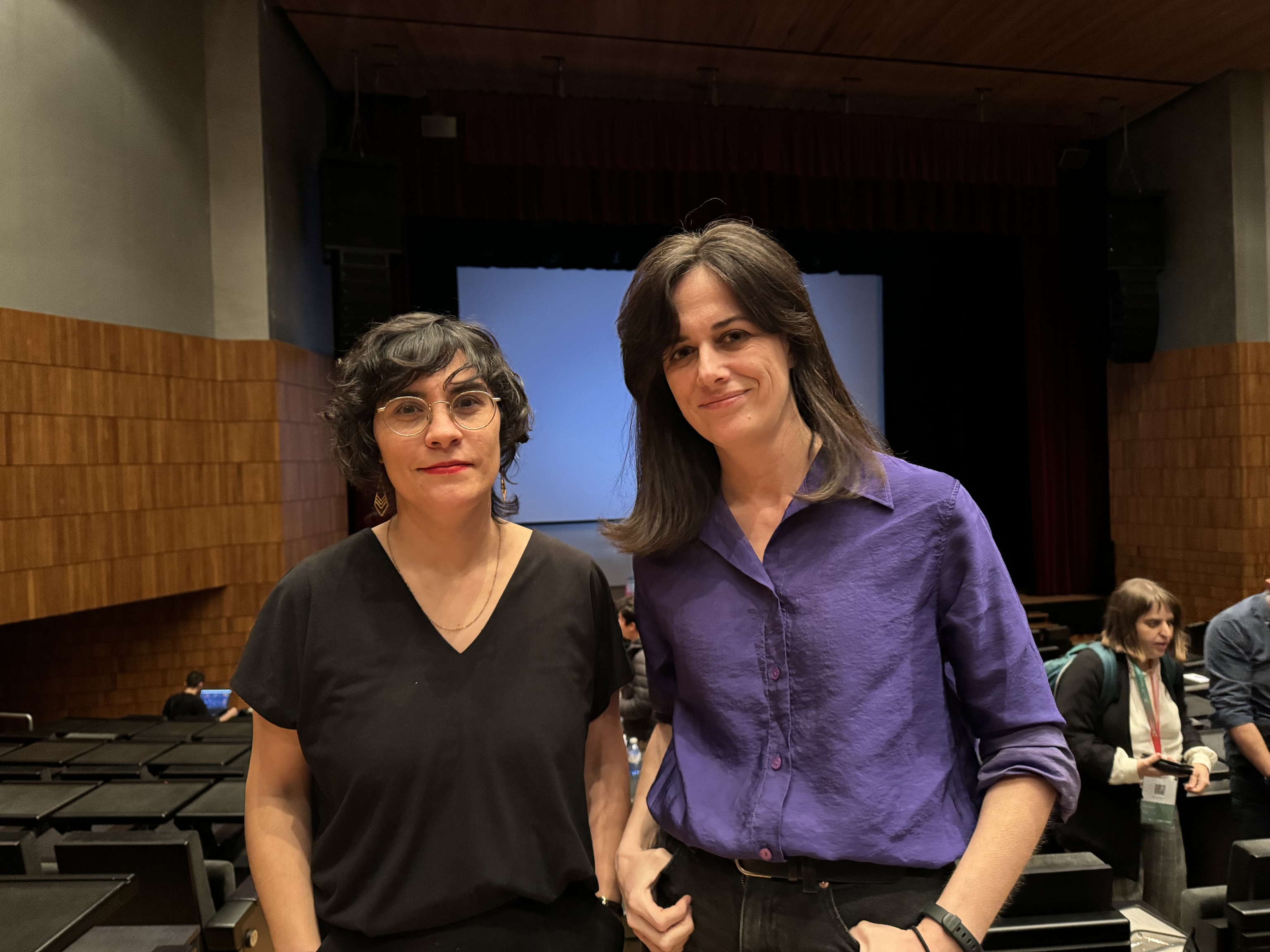 Mara Snchez Dez y Delia Rodrguez posan tras la ponencia sobre el periodismo y la IA