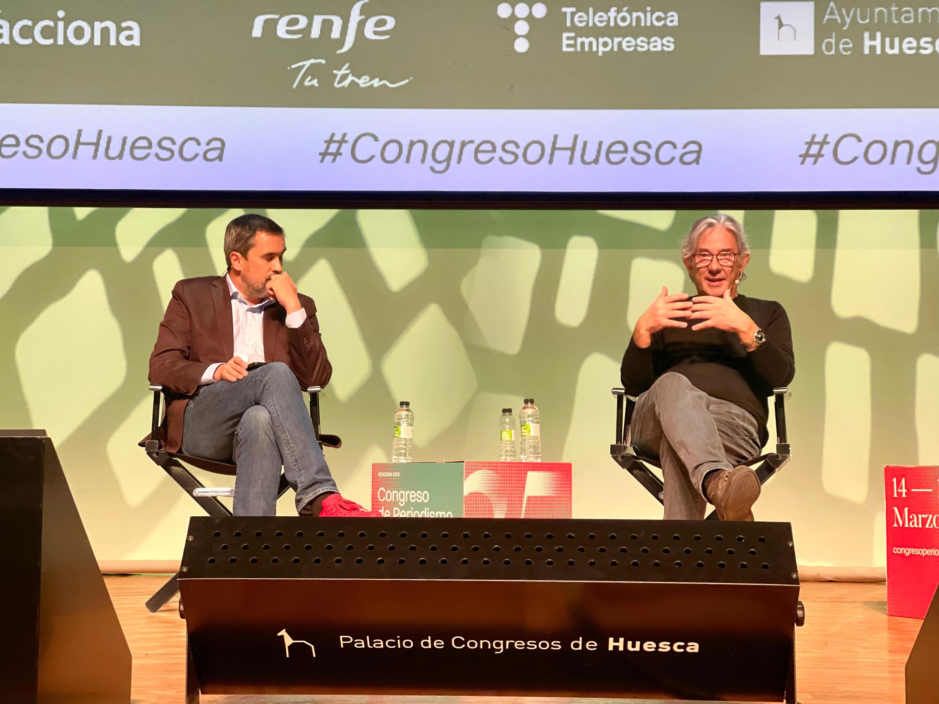 Carlos Cue (izq) y Enric Gonzlez (drcha) durante su conferencia en el Congreso de Periodismo