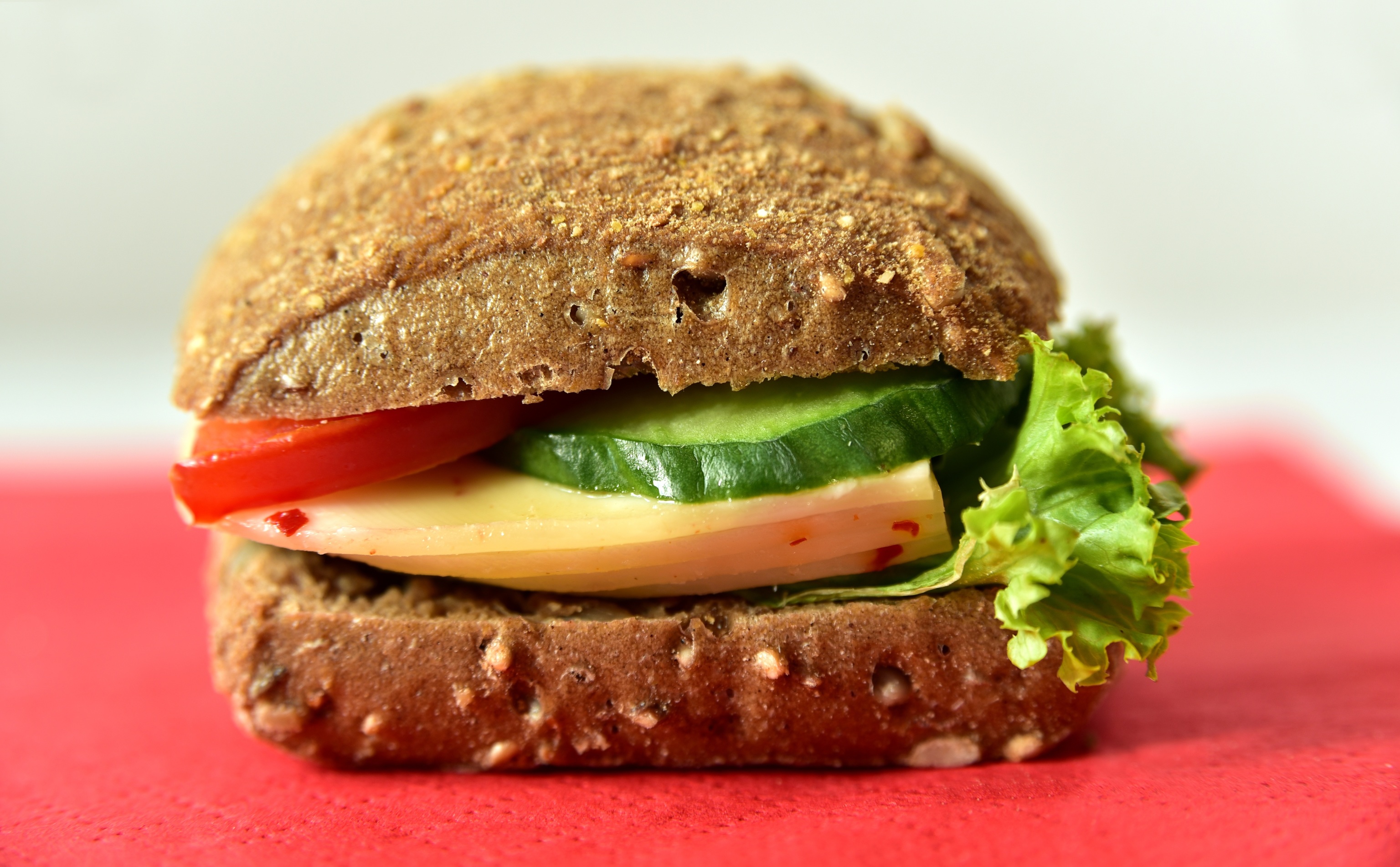 Snacks saludables para nios: bocadillo con pan integral