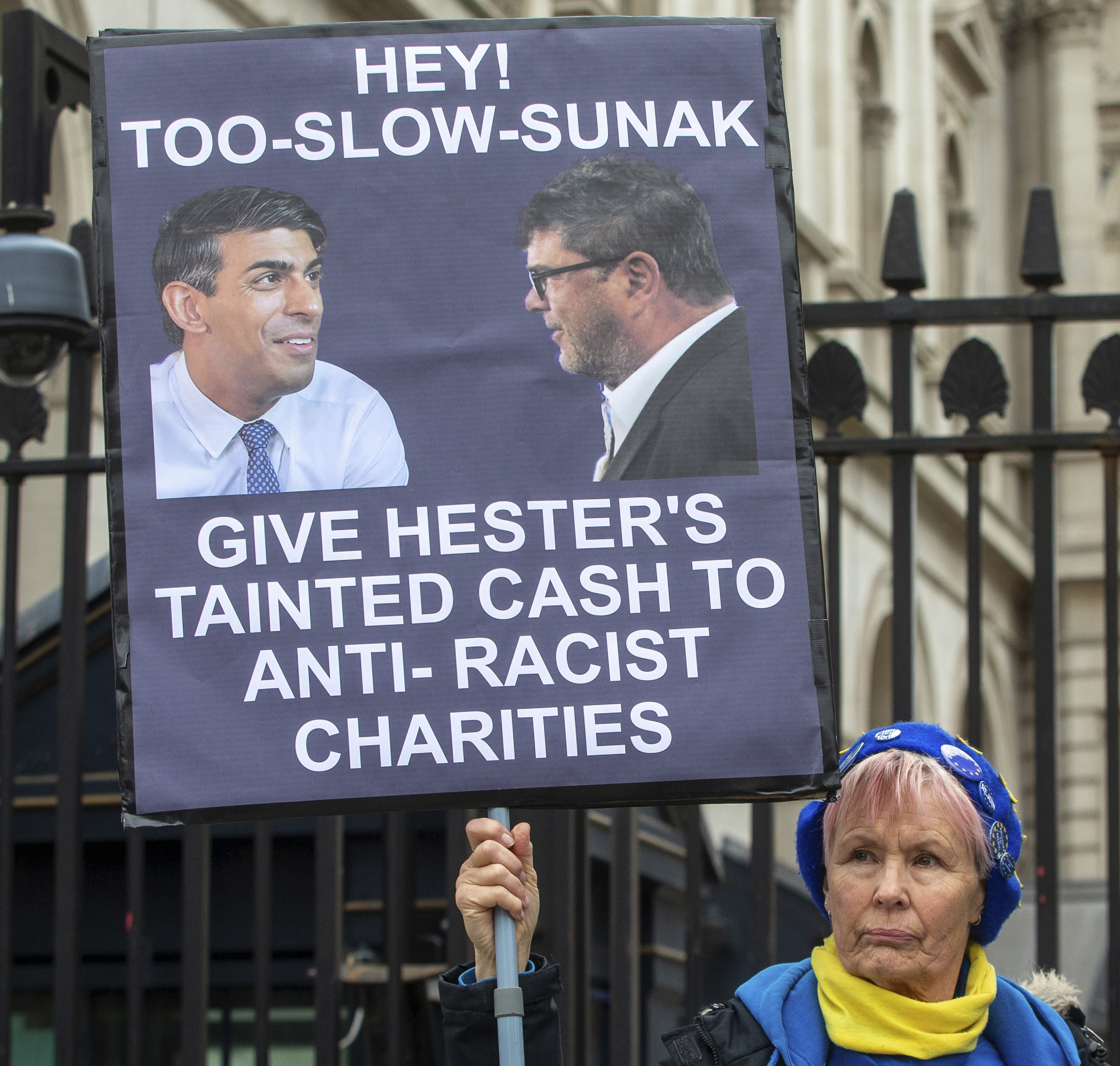 Una mujer pide en la puerta de Downing Street por las donaciones de Frank Hester.