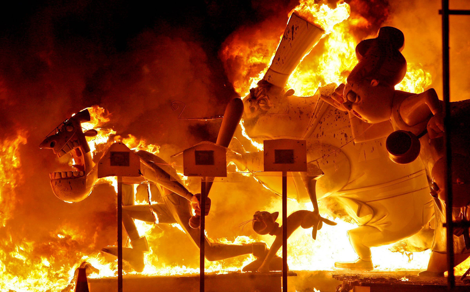 Un monumento fallero arde en llamas durante la Crem de las Fallas de Valencia.