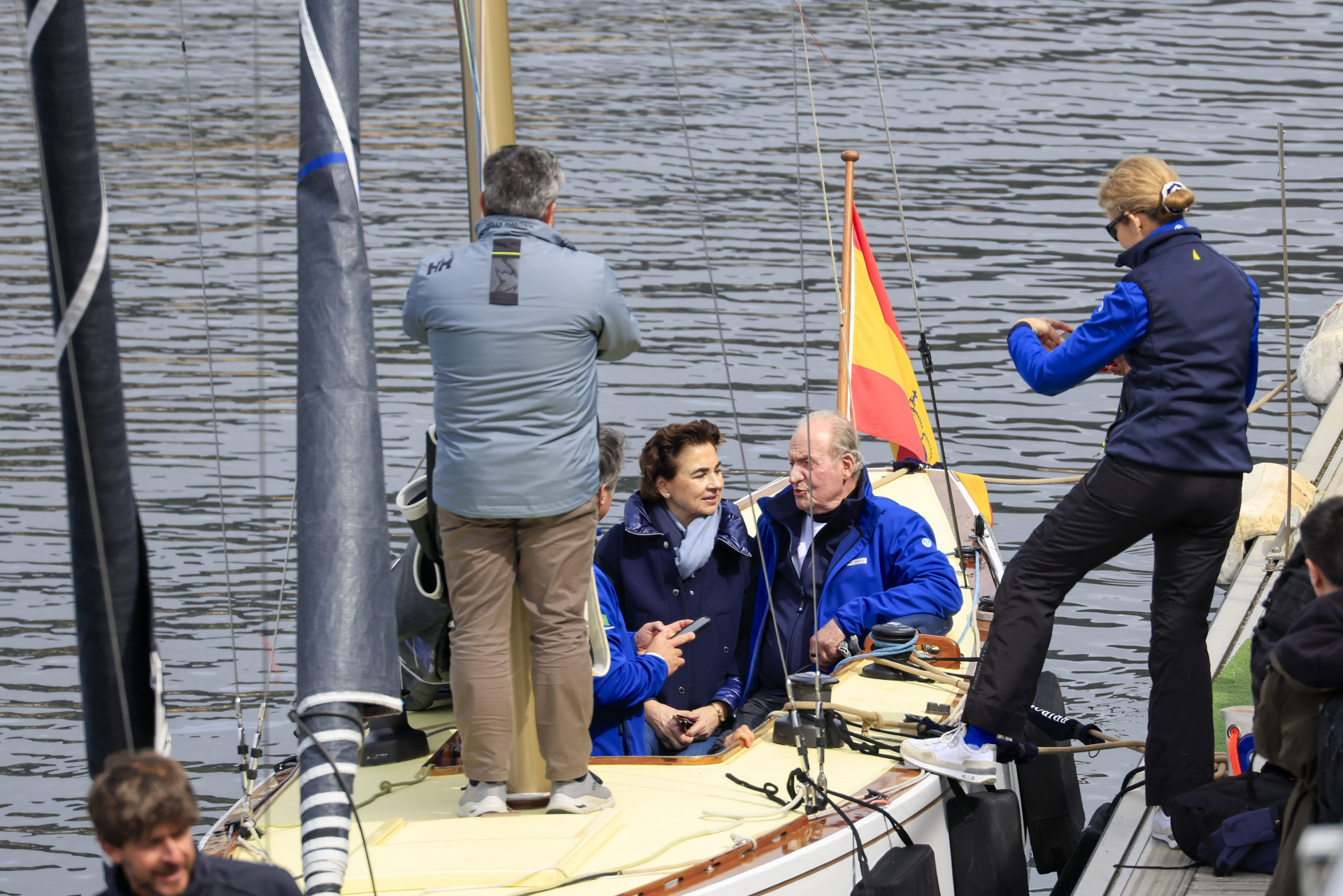 La Infanta Elena y el Rey Juan Carlos, junto a Ins Muios, ayer, en el puerto de Sanxenxo.