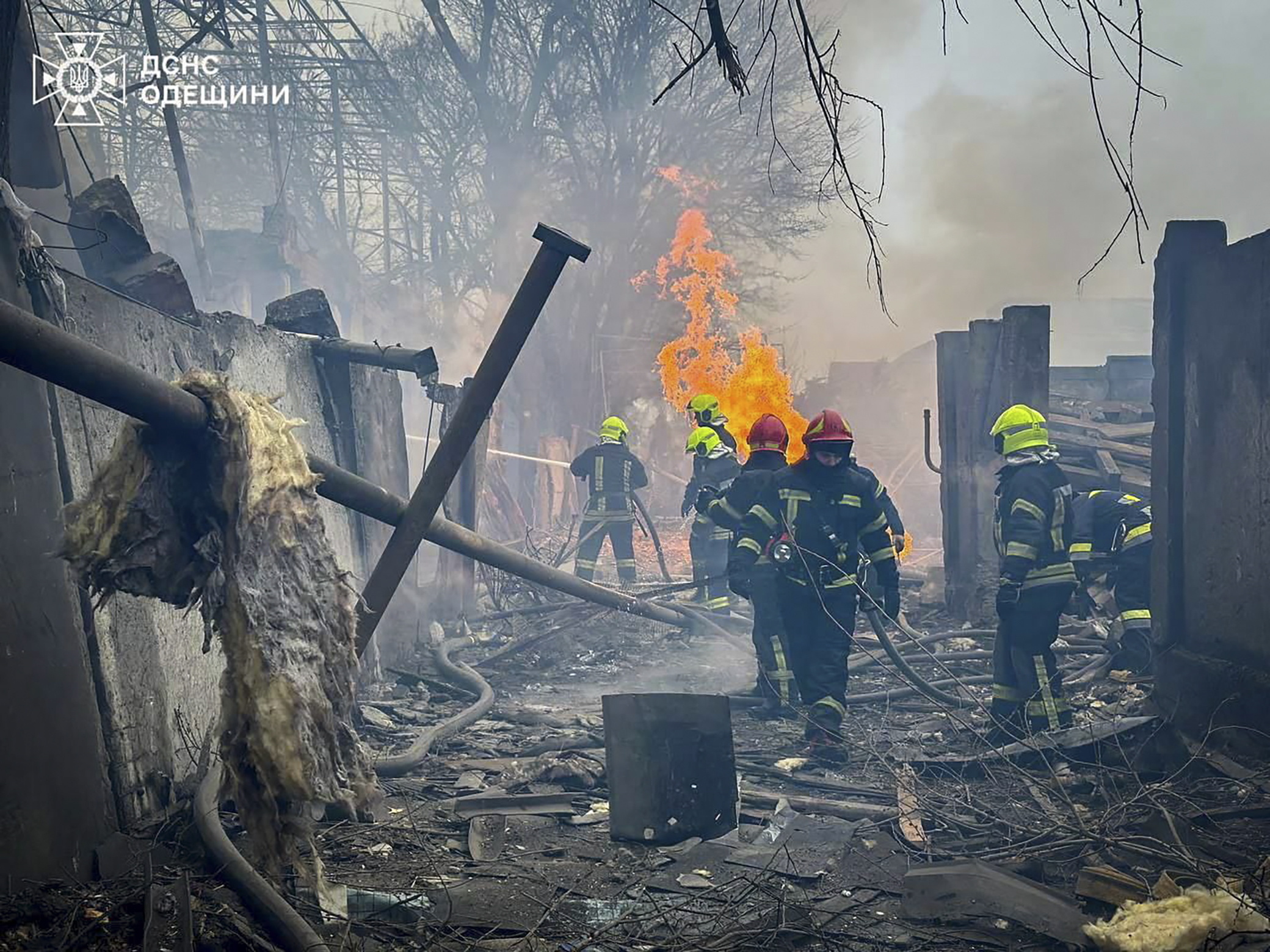 Servicios de emergencias asisten a los afectados por el bombardeo ruso en Odesa.