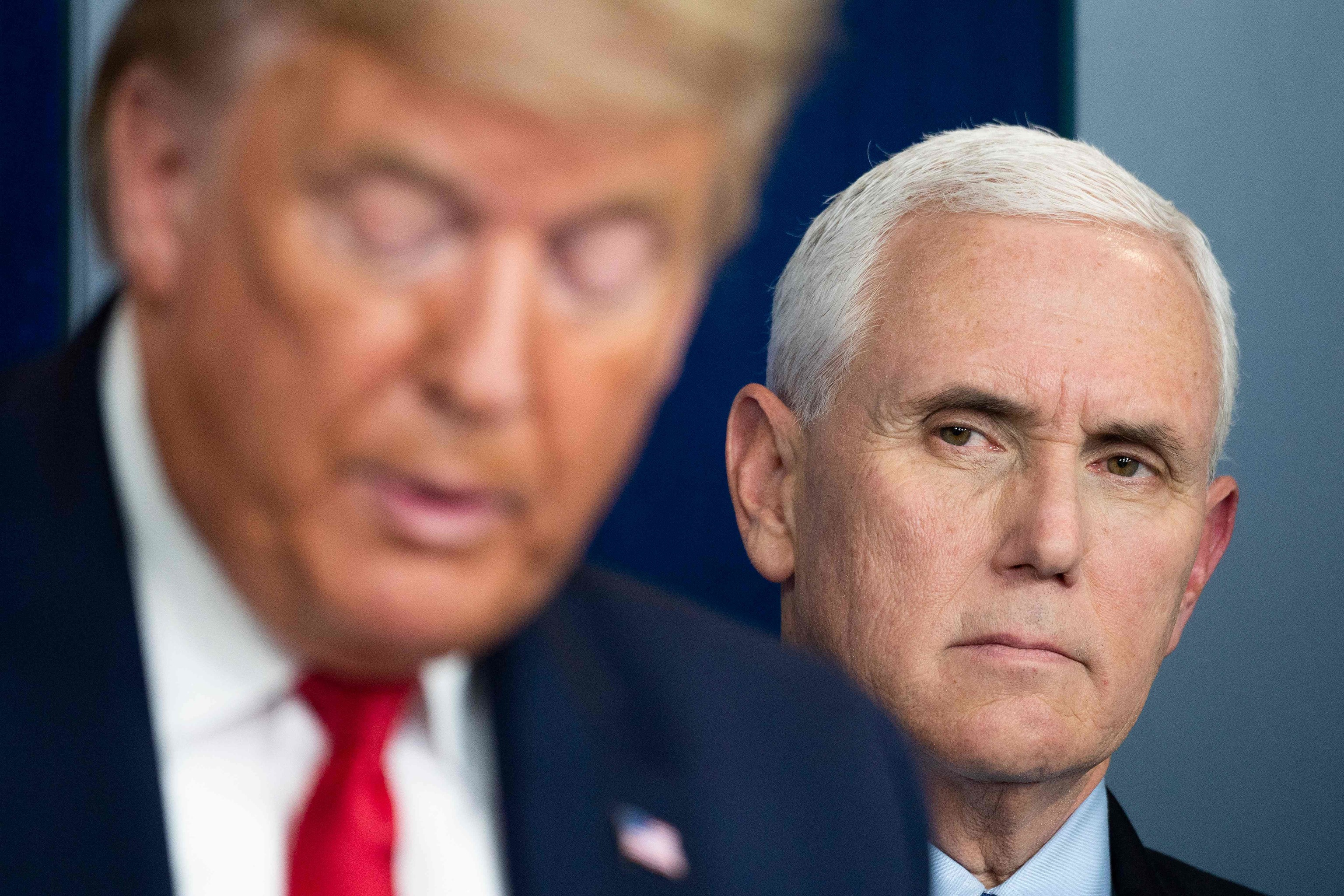 (FILES) US Vice President  lt;HIT gt;Mike lt;/HIT gt;  lt;HIT gt;Pence lt;/HIT gt; listens as US President Donald Trump speaks during a press briefing at the White House in Washington, DC, on March 26, 2020. Former US vice president  lt;HIT gt;Mike lt;/HIT gt;  lt;HIT gt;Pence lt;/HIT gt; said March 15, he would not be endorsing Donald Trump as his old boss runs for a second term in the White House. "It should come as no surprise that I will not be endorsing Donald Trump this year,"  lt;HIT gt;Pence Mike Pence observa a Trump durante una rueda de prensa en la Casa Blanca en marzo de 2020.