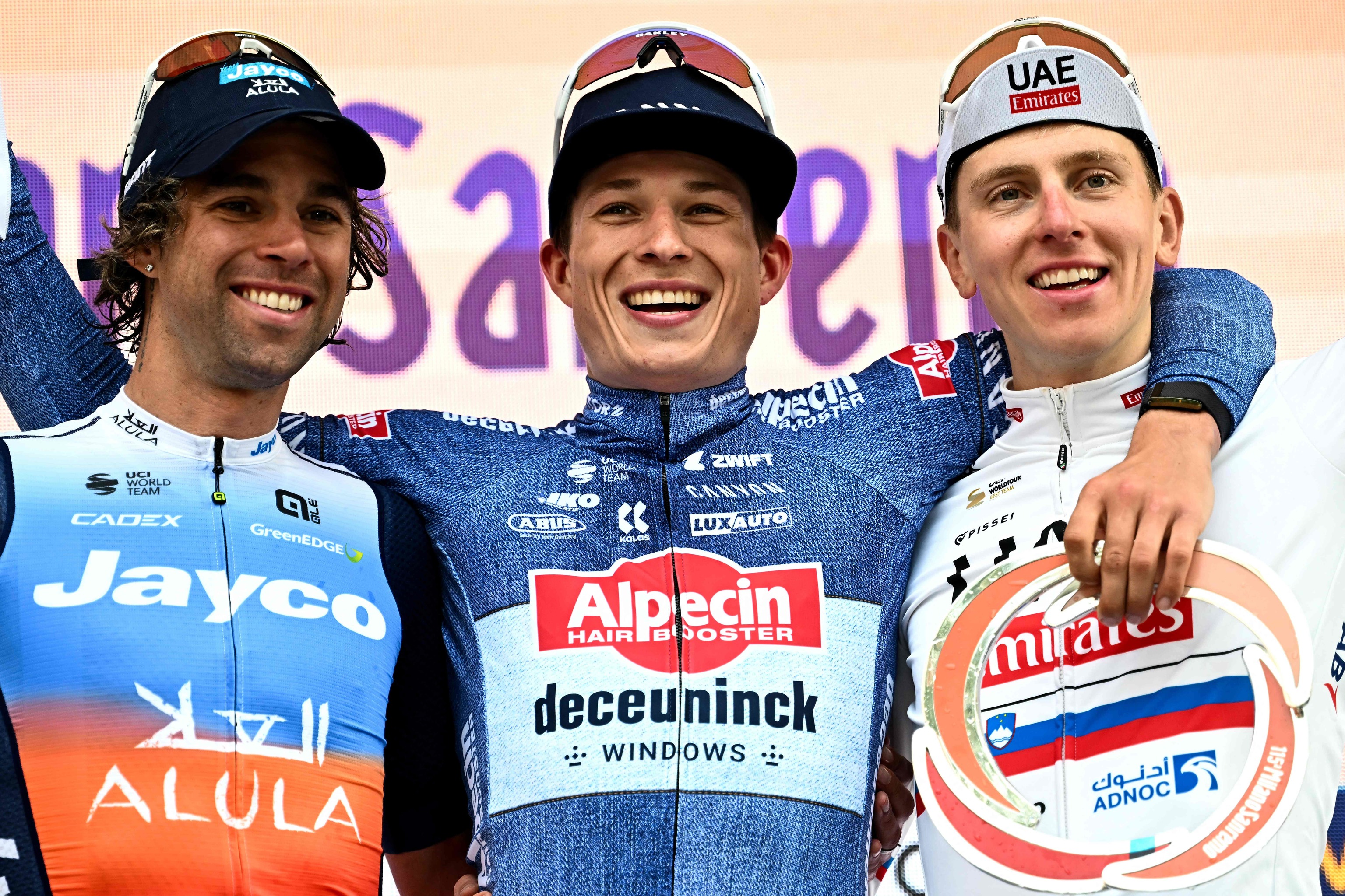 El podio final de la Miln-San Remo, con Philipsen en el centro.